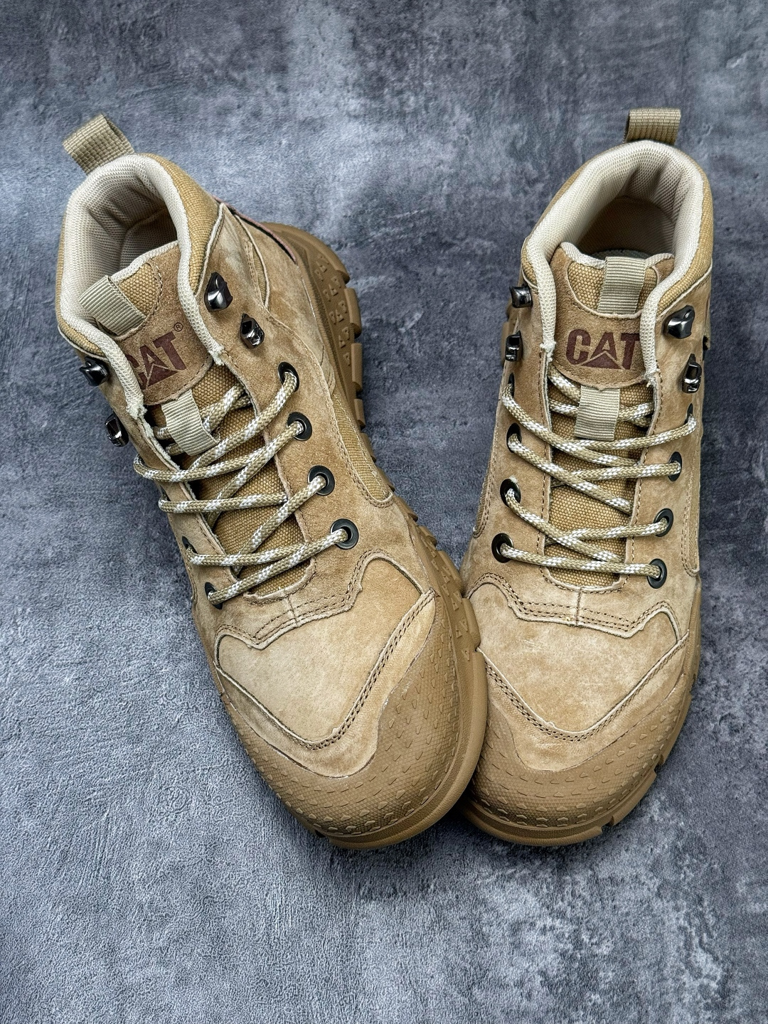 卡特/CAT 2025新版 硬汉推土机品牌 中帮工装靴皮鞋/灰色 麦色