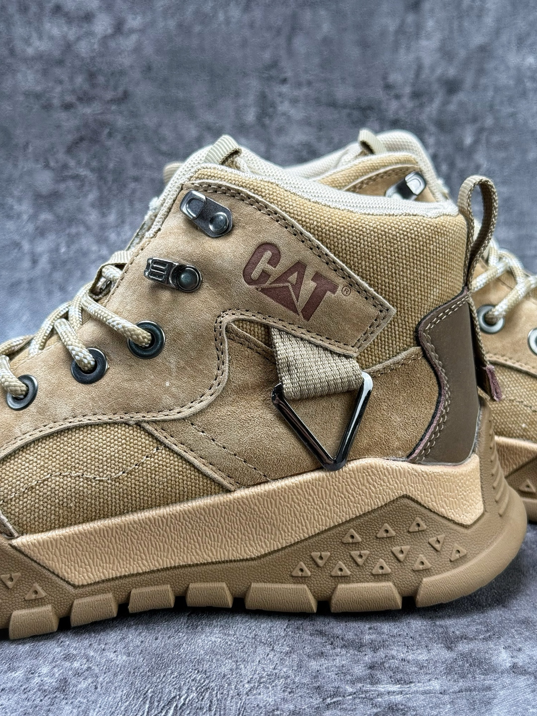 卡特/CAT 2025新版 硬汉推土机品牌 中帮工装靴皮鞋/灰色 麦色