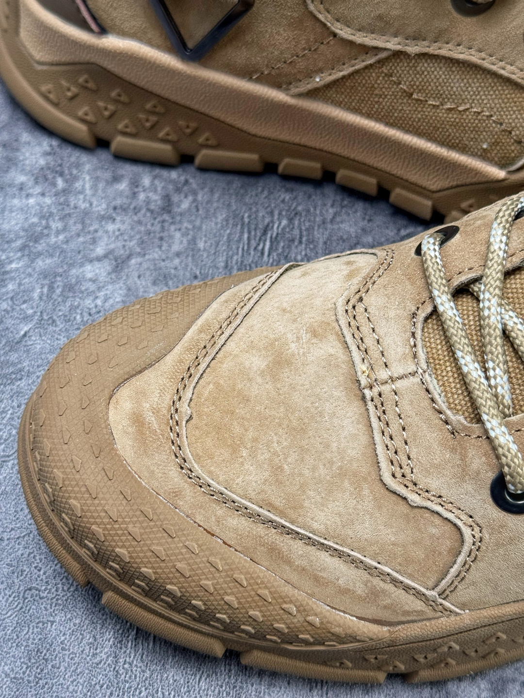 卡特/CAT 2025新版 硬汉推土机品牌 中帮工装靴皮鞋/灰色 麦色