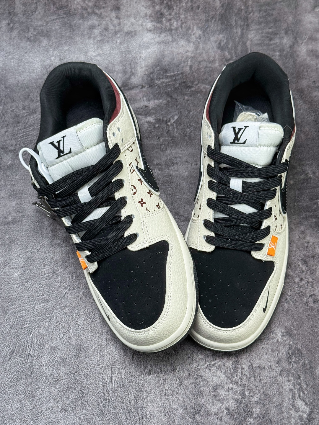 Nike SB Dunk Low x Louis Vuitton 白黑小勾 MN1688-105