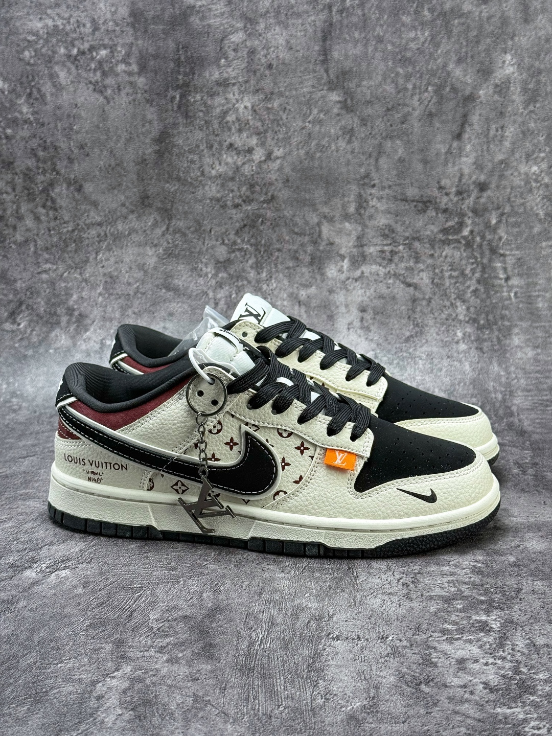 Nike SB Dunk Low x Louis Vuitton 白黑小勾 MN1688-105