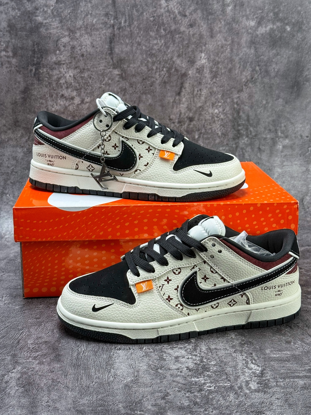 Nike SB Dunk Low x Louis Vuitton 白黑小勾 MN1688-105