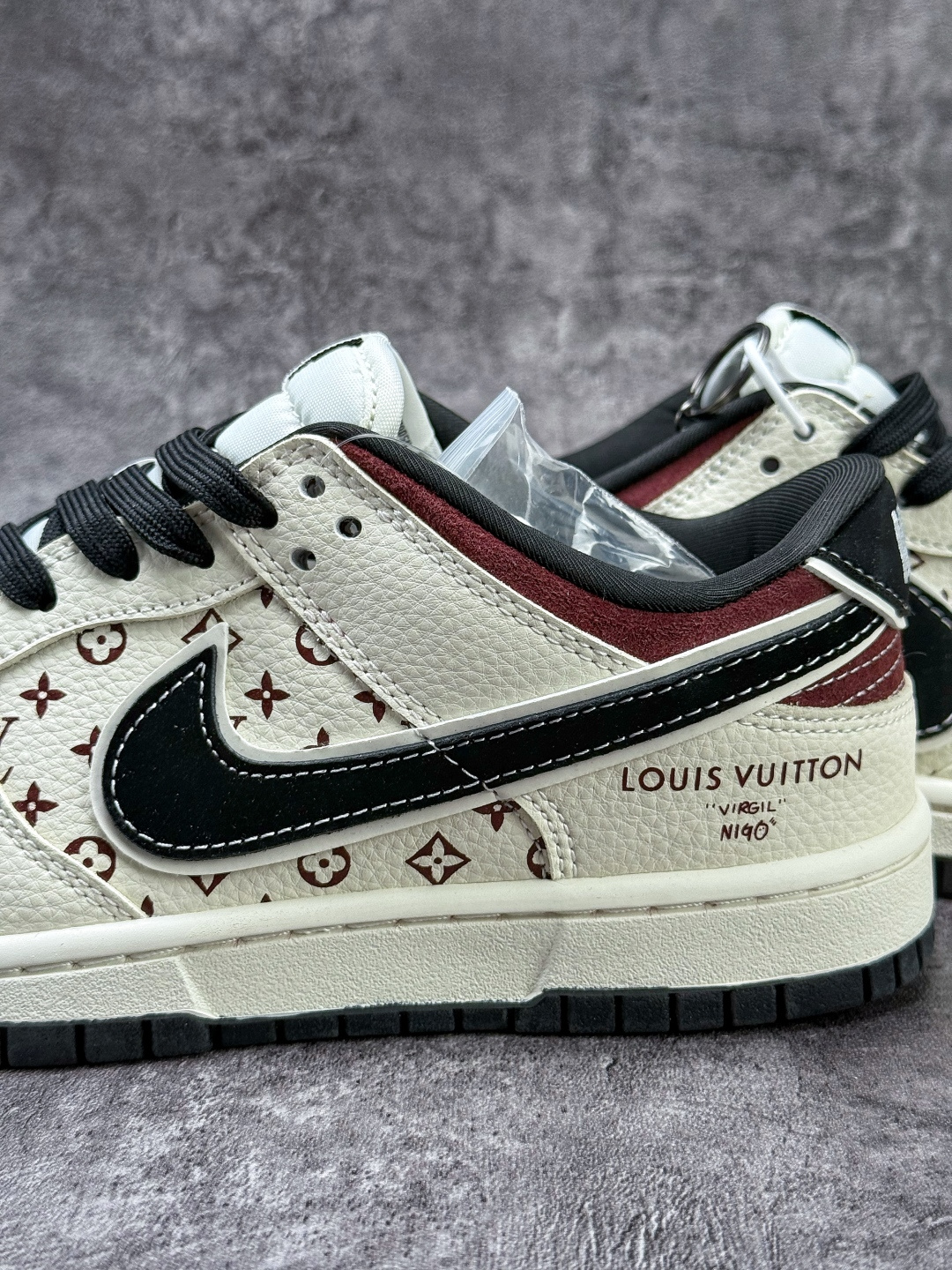 Nike SB Dunk Low x Louis Vuitton 白黑小勾 MN1688-105