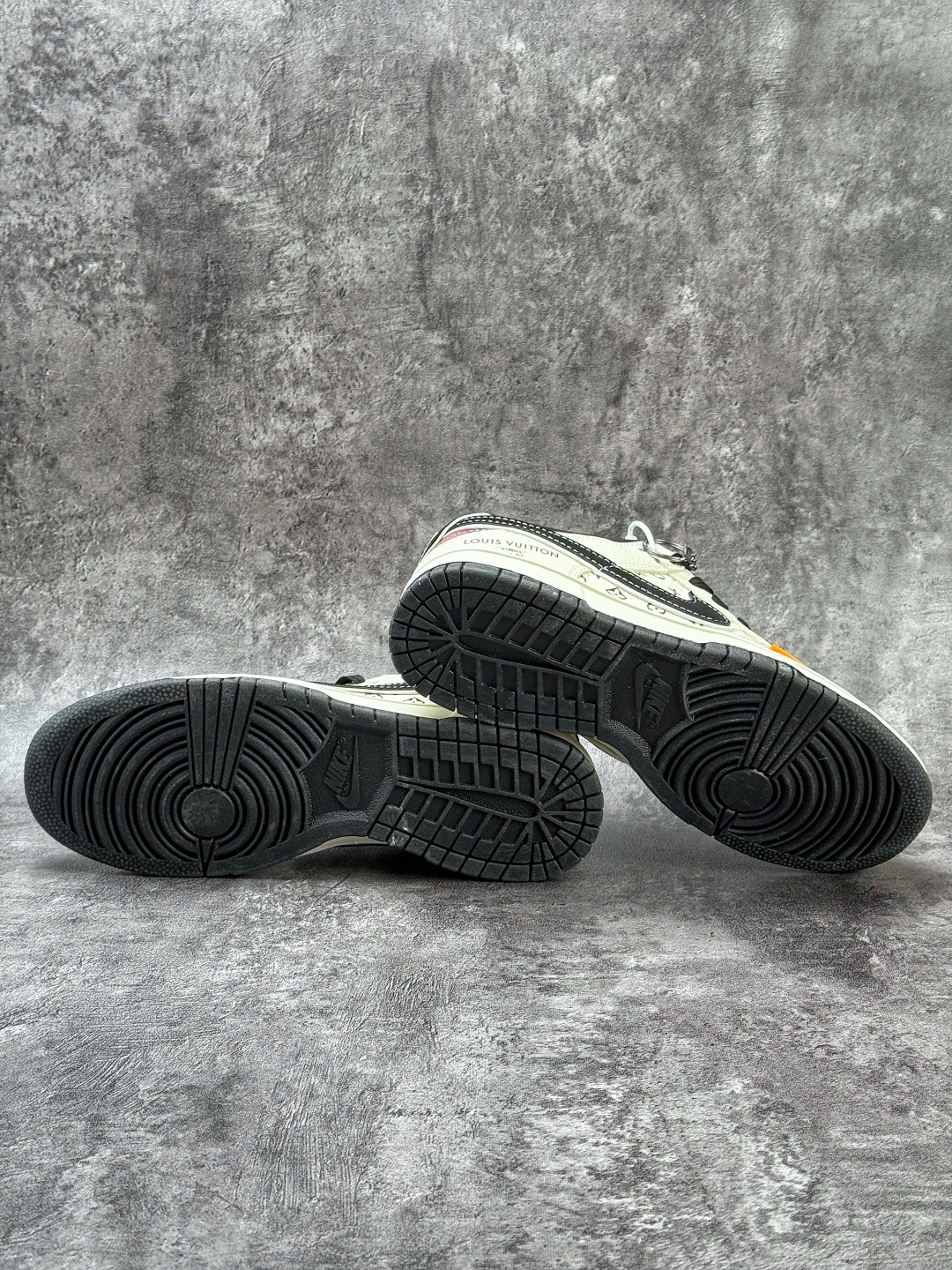 Nike SB Dunk Low x Louis Vuitton 白黑小勾 MN1688-105