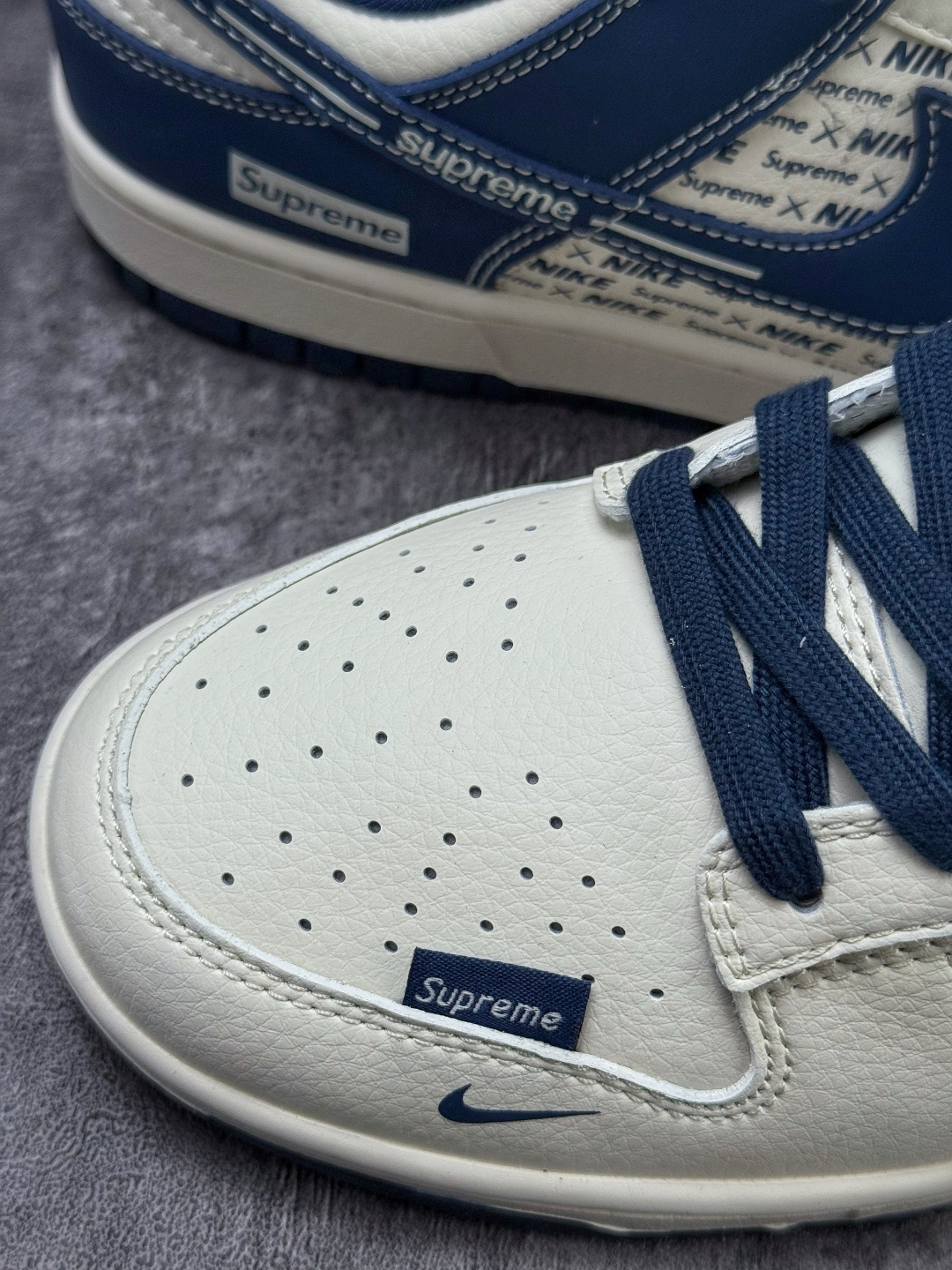 Nike SB Dunk Low x Supreme 白蓝小勾 XD1588-238