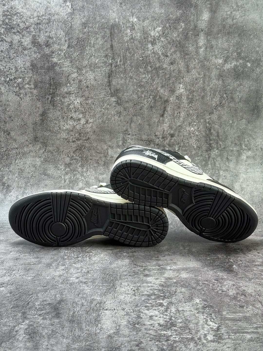 Nike SB Dunk Low x Stussy 黑白小勾 QW5836-029