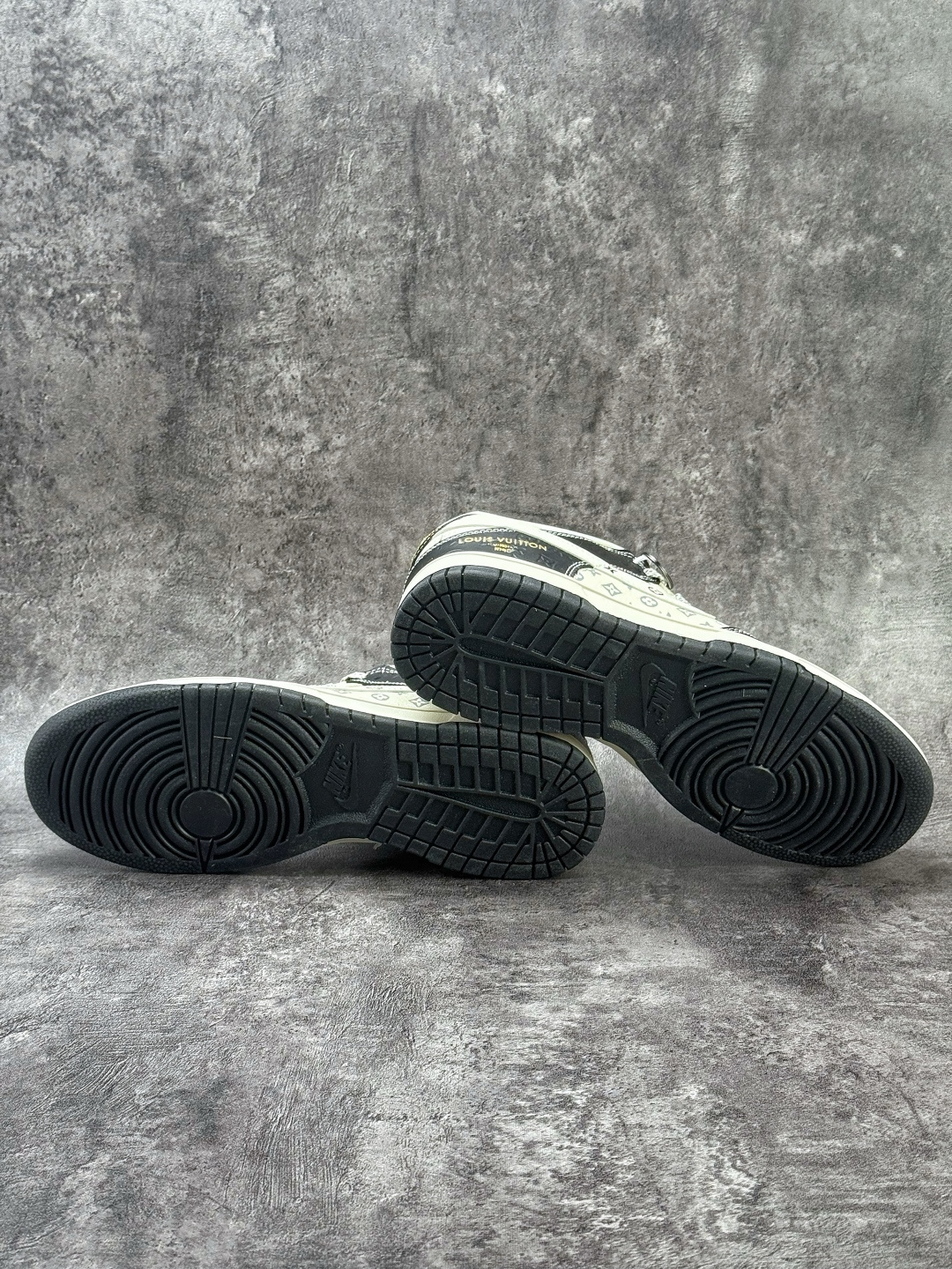 Nike SB Dunk Low x Louis Vuitton 黑白满天星 MN1688-106