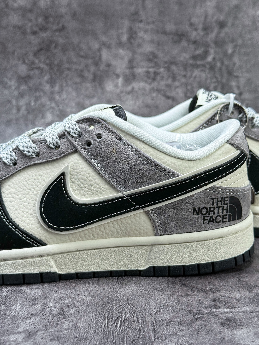 Nike SB Dunk Low x The North Face 黑白灰小勾满天星 DN3168-010