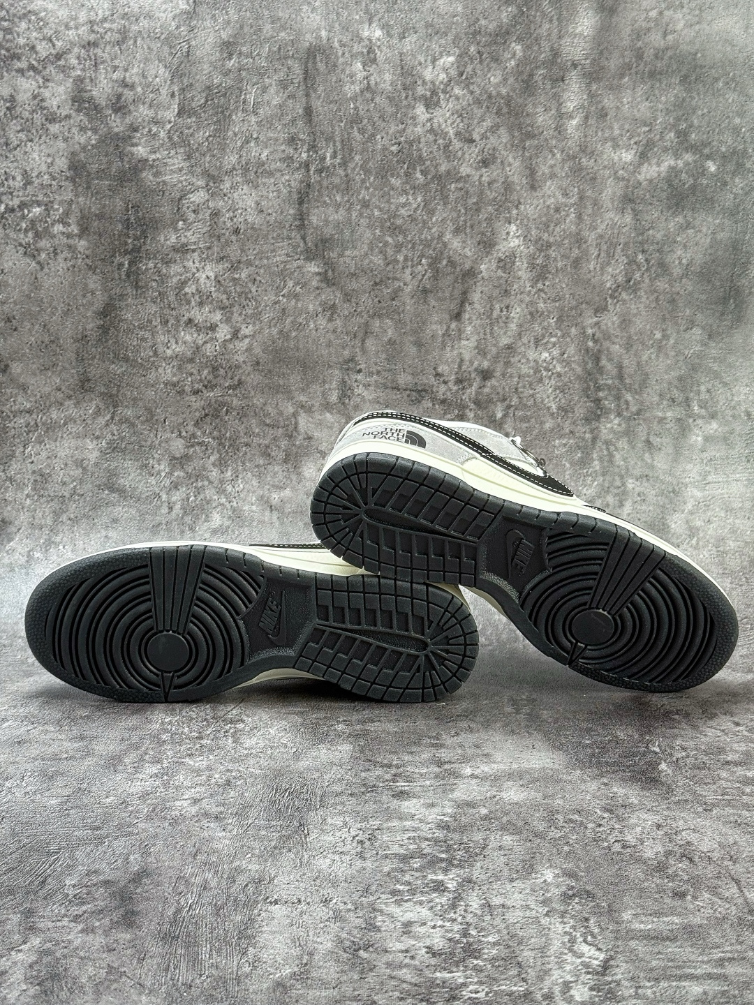 Nike SB Dunk Low x The North Face 黑白灰小勾满天星 DN3168-010