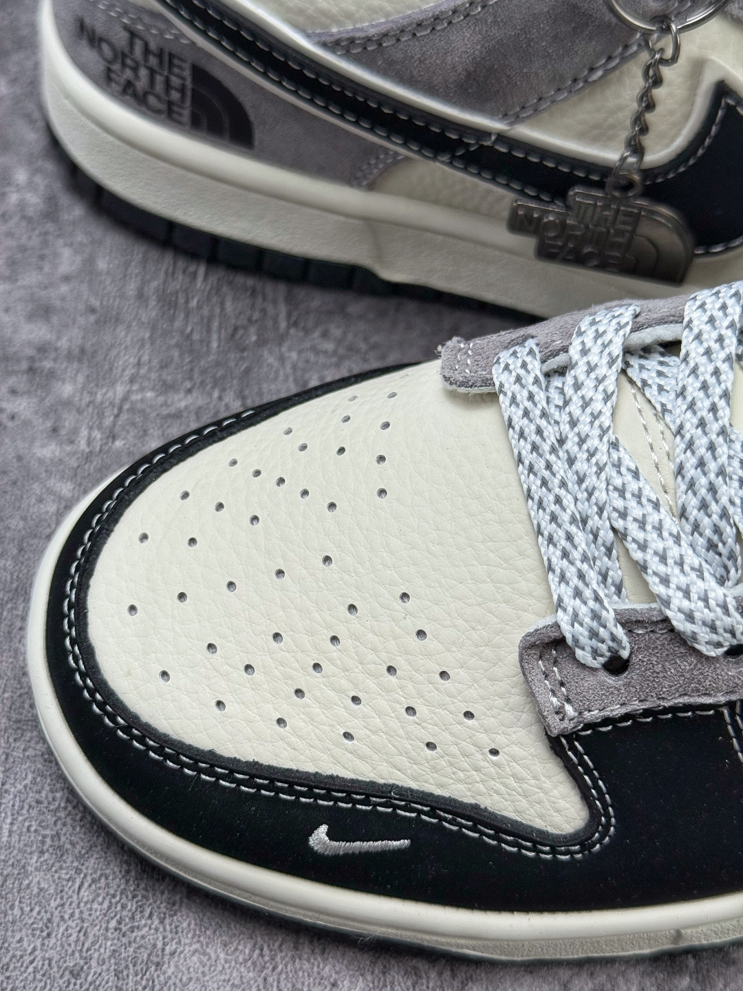 Nike SB Dunk Low x The North Face 黑白灰小勾满天星 DN3168-010