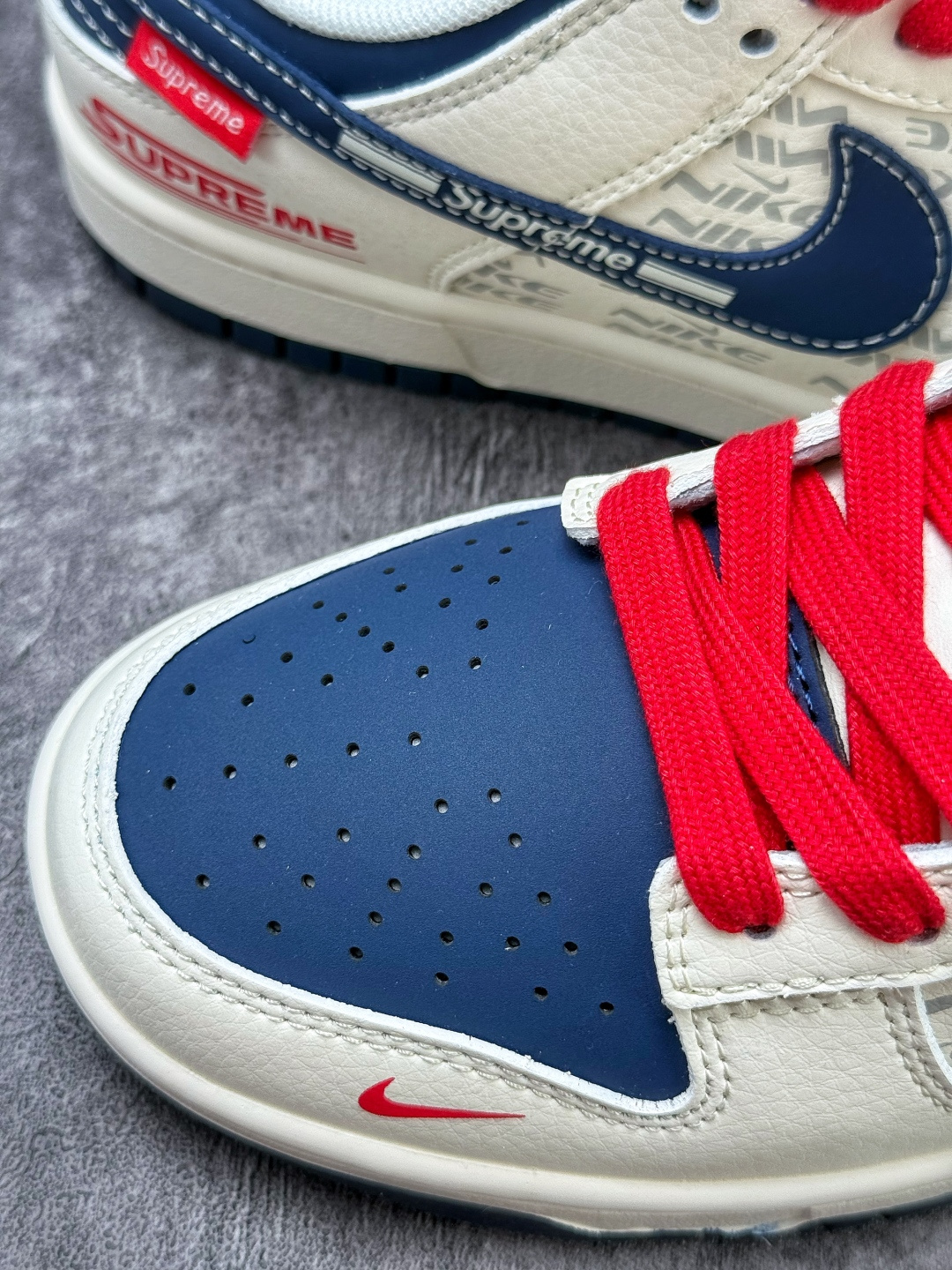 230 Nike SB Dunk Low x Supreme 白蓝红小勾 XD1588-241-Chinese UA Cheap High Quatity Brand Clothes Bags handbags Sneakers wholesale wholesaler seller from China Factory suppliers Fashion Clothing Shoes best Quality Beautiful Price 230 Nike SB Dunk Low x Supreme 白蓝红小勾 XD1588-241