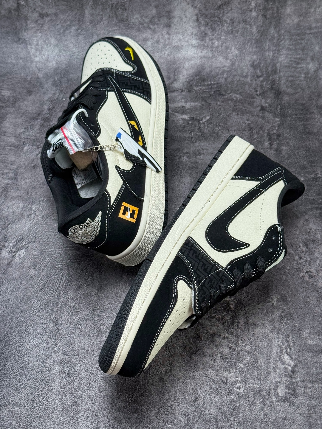 230 Travis Scott x Nike Air Jordan 1 Low x Fendi Air Jordan 1 Low 反转黑白小勾倒钩 DD7866-110-Chinese UA Cheap High Quatity Brand Clothes Bags handbags Sneakers wholesale wholesaler seller from China Factory suppliers Fashion Clothing Shoes best Quality Beautiful Price 230 Travis Scott x Nike Air Jordan 1 Low x Fendi Air Jordan 1 Low 反转黑白小勾倒钩 DD7866-110
