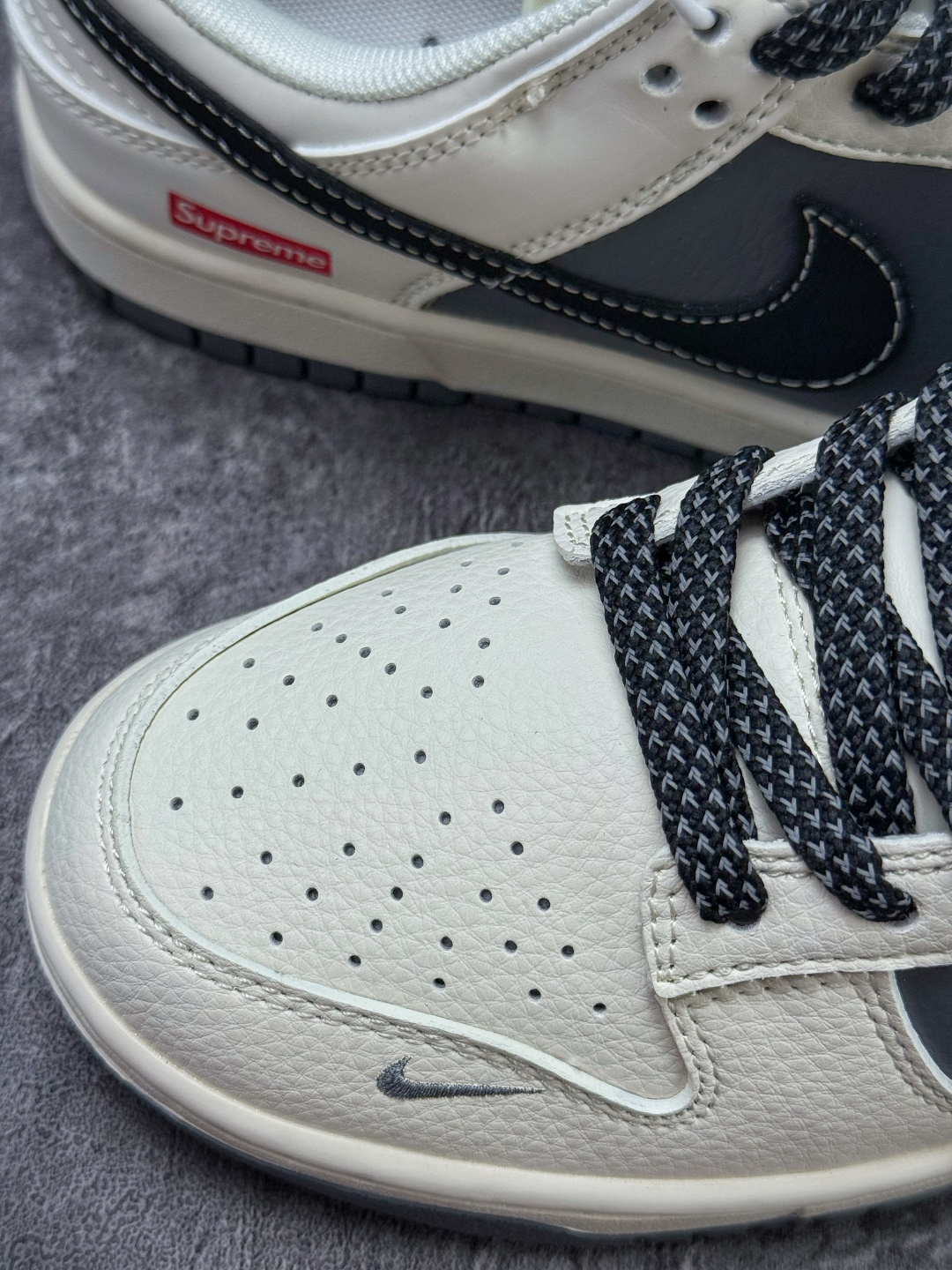 Nike SB Dunk Low x Superme 白灰黑小勾满天星 纯原大厂出品 极力推荐 JP1628-011-莆田鞋,莆田鞋货源,高仿鞋,高仿鞋货源,安福档口,莆田高仿鞋,莆田鞋批发,高仿鞋批发,莆田高仿运动鞋,高仿运动鞋,莆田运动鞋 Nike SB Dunk Low x Superme 白灰黑小勾满天星 纯原大厂出品 极力推荐 JP1628-011