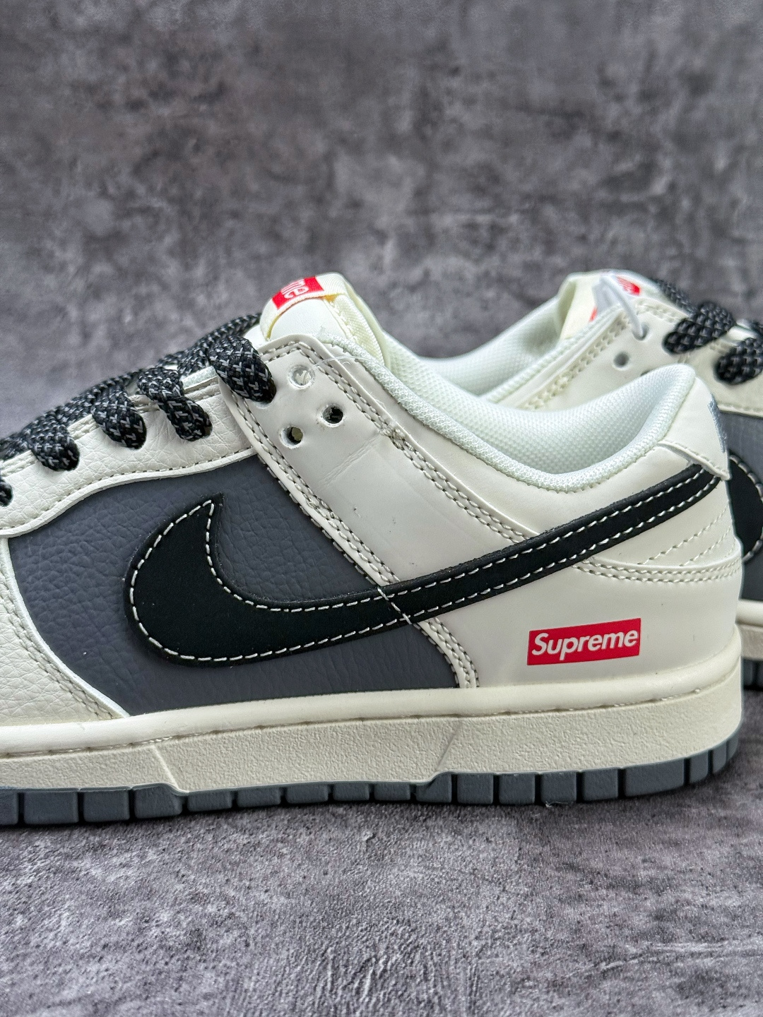 Nike SB Dunk Low x Superme 白灰黑小勾满天星 纯原大厂出品 极力推荐 JP1628-011-莆田鞋,莆田鞋货源,高仿鞋,高仿鞋货源,安福档口,莆田高仿鞋,莆田鞋批发,高仿鞋批发,莆田高仿运动鞋,高仿运动鞋,莆田运动鞋 Nike SB Dunk Low x Superme 白灰黑小勾满天星 纯原大厂出品 极力推荐 JP1628-011