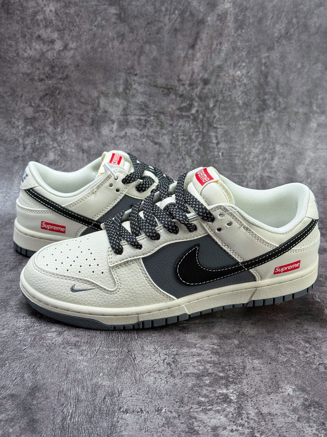 Nike SB Dunk Low x Superme 白灰黑小勾满天星 纯原大厂出品 极力推荐 JP1628-011 Nike SB Dunk Low x Superme 白灰黑小勾满天星 纯原大厂出品 极力推荐 JP1628-011