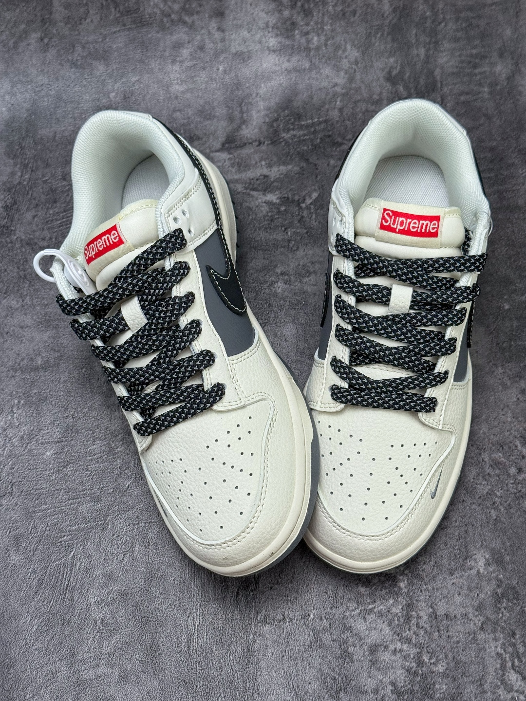 Nike SB Dunk Low x Superme 白灰黑小勾满天星 纯原大厂出品 极力推荐 JP1628-011-莆田鞋,莆田鞋货源,高仿鞋,高仿鞋货源,安福档口,莆田高仿鞋,莆田鞋批发,高仿鞋批发,莆田高仿运动鞋,高仿运动鞋,莆田运动鞋 Nike SB Dunk Low x Superme 白灰黑小勾满天星 纯原大厂出品 极力推荐 JP1628-011