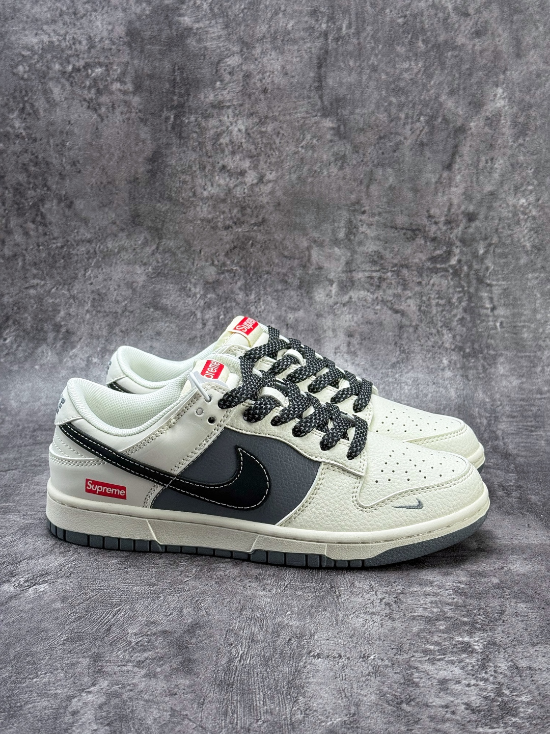 Nike SB Dunk Low x Superme 白灰黑小勾满天星 纯原大厂出品 极力推荐 JP1628-011-莆田鞋,莆田鞋货源,高仿鞋,高仿鞋货源,安福档口,莆田高仿鞋,莆田鞋批发,高仿鞋批发,莆田高仿运动鞋,高仿运动鞋,莆田运动鞋 Nike SB Dunk Low x Superme 白灰黑小勾满天星 纯原大厂出品 极力推荐 JP1628-011