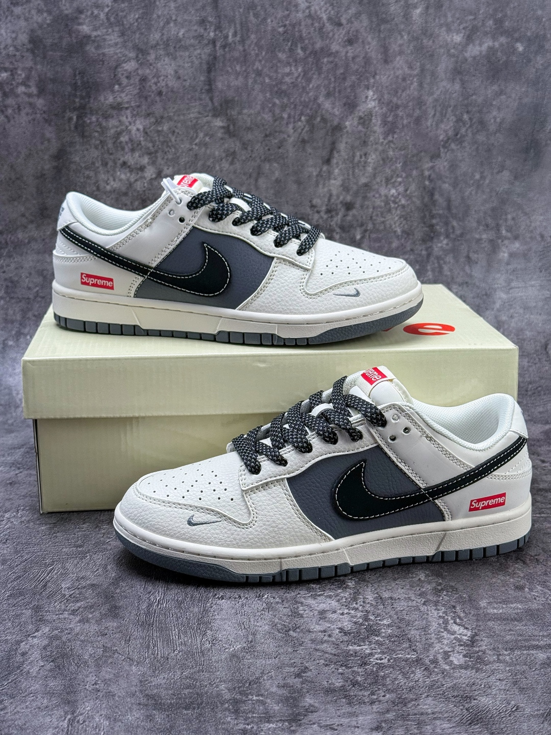 Nike SB Dunk Low x Superme 白灰黑小勾满天星 纯原大厂出品 极力推荐 JP1628-011-莆田鞋,莆田鞋货源,高仿鞋,高仿鞋货源,安福档口,莆田高仿鞋,莆田鞋批发,高仿鞋批发,莆田高仿运动鞋,高仿运动鞋,莆田运动鞋 Nike SB Dunk Low x Superme 白灰黑小勾满天星 纯原大厂出品 极力推荐 JP1628-011