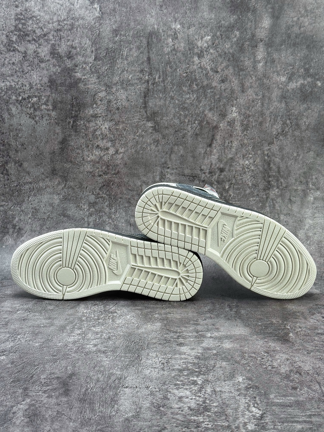 Travis Scott x Nike Air Jordan 1 Low Air Jordan 1 Low 反转白黑小勾倒钩 纯原版本 JW1188-173