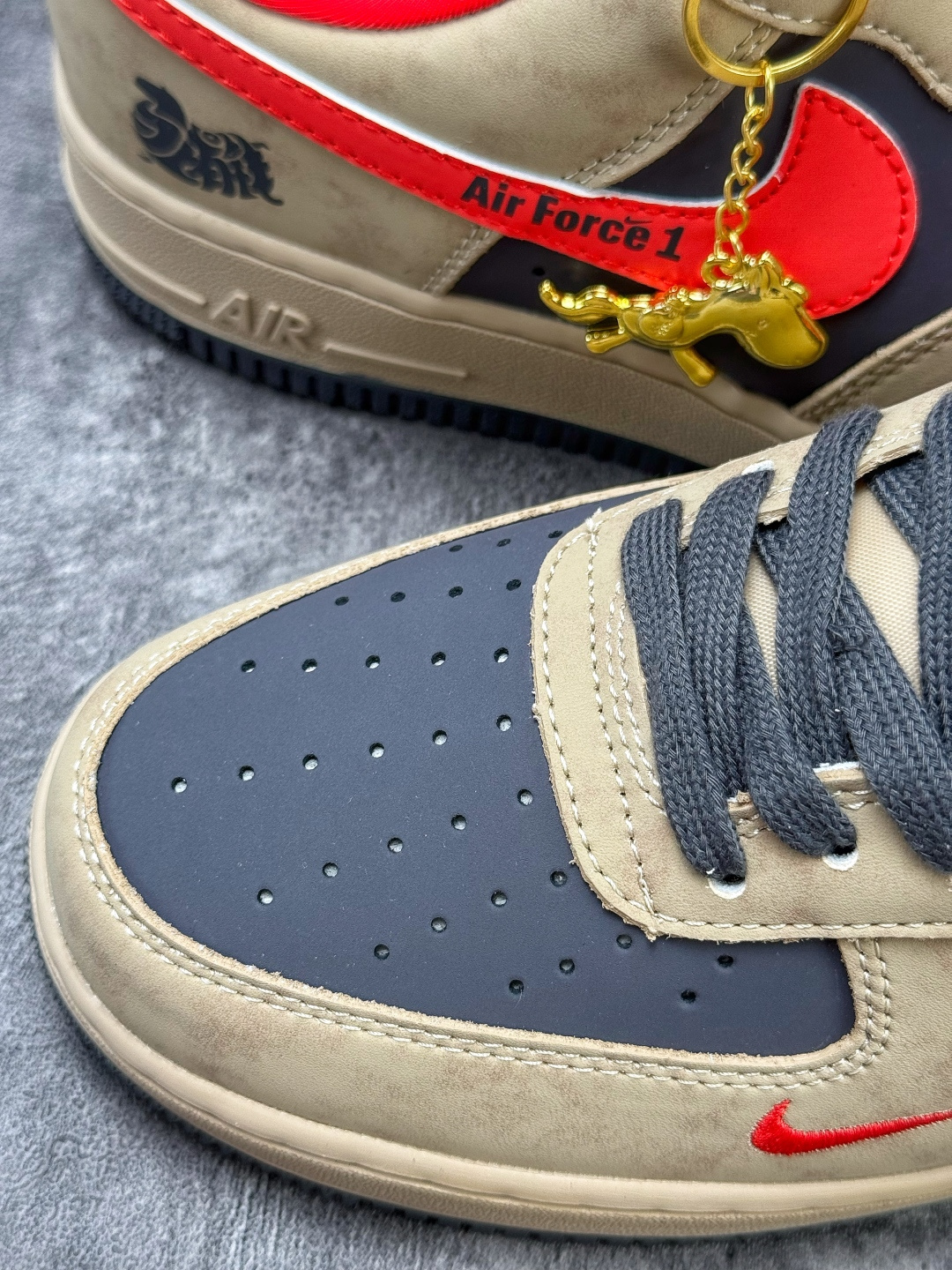 Nike Air Force 1 Low 07 马上有钱 棕灰红小勾 KD1688-002-Top High Quatity Cheap Sneakers Fashion Clothing Clothes Bags handbags Shoes of all Brand wholesale With The best Quality And Beautiful Price from China Factory Chinese suppliers wholesaler seller Nike Air Force 1 Low 07 马上有钱 棕灰红小勾 KD1688-002