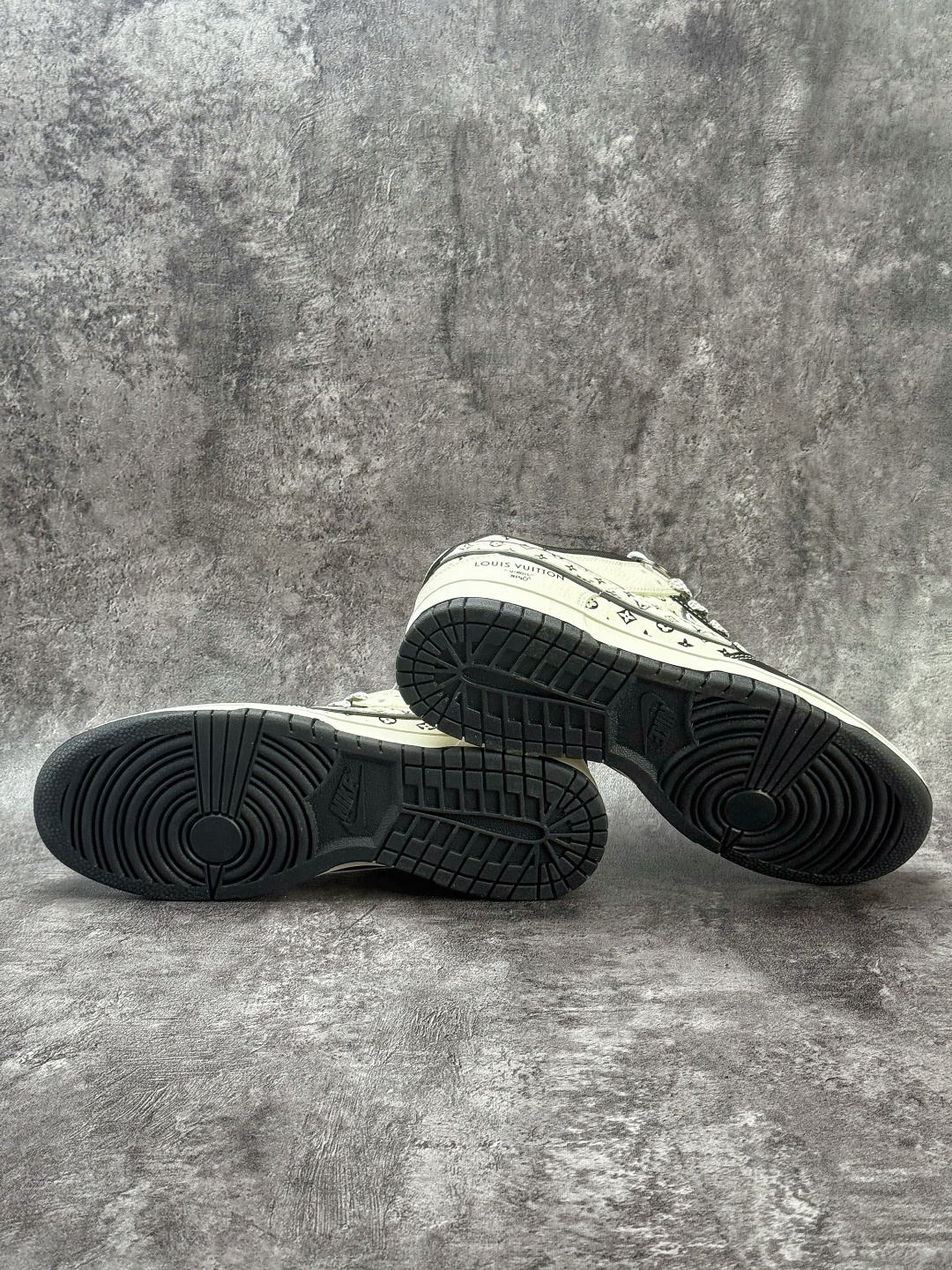 Nike SB Dunk Low x Louis Vuitton 黑白小勾满天星 MN1688-101-Top High Quatity Cheap Sneakers Fashion Clothing Clothes Bags handbags Shoes of all Brand wholesale With The best Quality And Beautiful Price from China Factory Chinese suppliers wholesaler seller Nike SB Dunk Low x Louis Vuitton 黑白小勾满天星 MN1688-101
