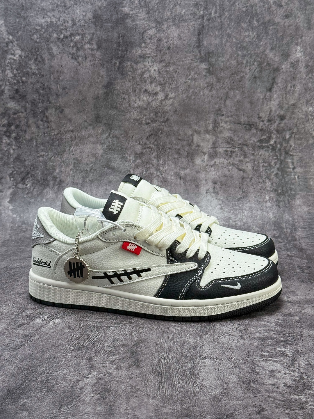 Travis Scott x Nike Air Jordan 1 Low x UNDEFEATED Air Jordan 1 Low 反转黑白小勾倒钩 纯原版本 JW1188-169-莆田鞋,莆田鞋货源,高仿鞋,高仿鞋货源,安福档口,莆田高仿鞋,莆田鞋批发,高仿鞋批发,莆田高仿运动鞋,高仿运动鞋,莆田运动鞋 Travis Scott x Nike Air Jordan 1 Low x UNDEFEATED Air Jordan 1 Low 反转黑白小勾倒钩 纯原版本 JW1188-169