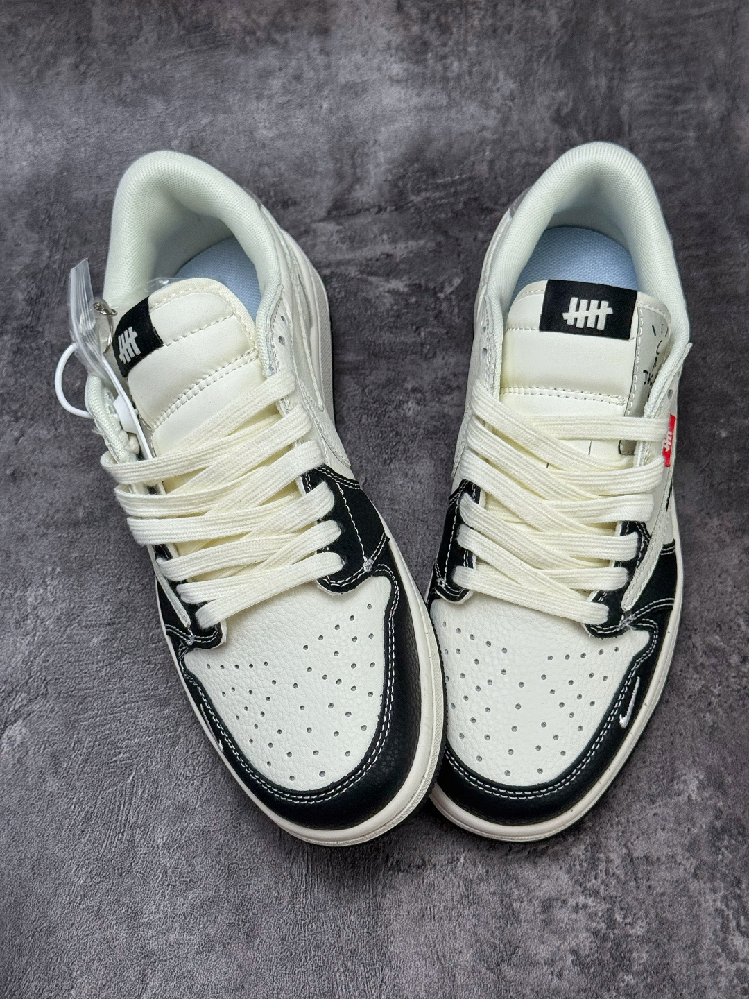 Travis Scott x Nike Air Jordan 1 Low x UNDEFEATED Air Jordan 1 Low 反转黑白小勾倒钩 纯原版本 JW1188-169-莆田鞋,莆田鞋货源,高仿鞋,高仿鞋货源,安福档口,莆田高仿鞋,莆田鞋批发,高仿鞋批发,莆田高仿运动鞋,高仿运动鞋,莆田运动鞋 Travis Scott x Nike Air Jordan 1 Low x UNDEFEATED Air Jordan 1 Low 反转黑白小勾倒钩 纯原版本 JW1188-169