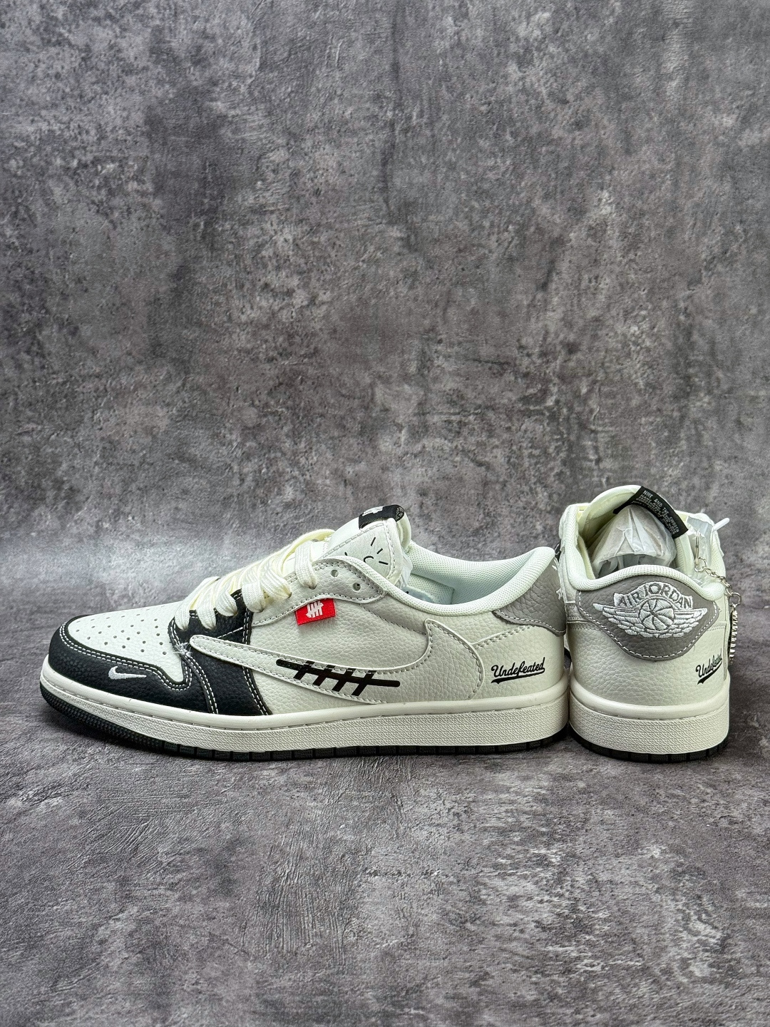 Travis Scott x Nike Air Jordan 1 Low x UNDEFEATED Air Jordan 1 Low 反转黑白小勾倒钩 纯原版本 JW1188-169-莆田鞋,莆田鞋货源,高仿鞋,高仿鞋货源,安福档口,莆田高仿鞋,莆田鞋批发,高仿鞋批发,莆田高仿运动鞋,高仿运动鞋,莆田运动鞋 Travis Scott x Nike Air Jordan 1 Low x UNDEFEATED Air Jordan 1 Low 反转黑白小勾倒钩 纯原版本 JW1188-169