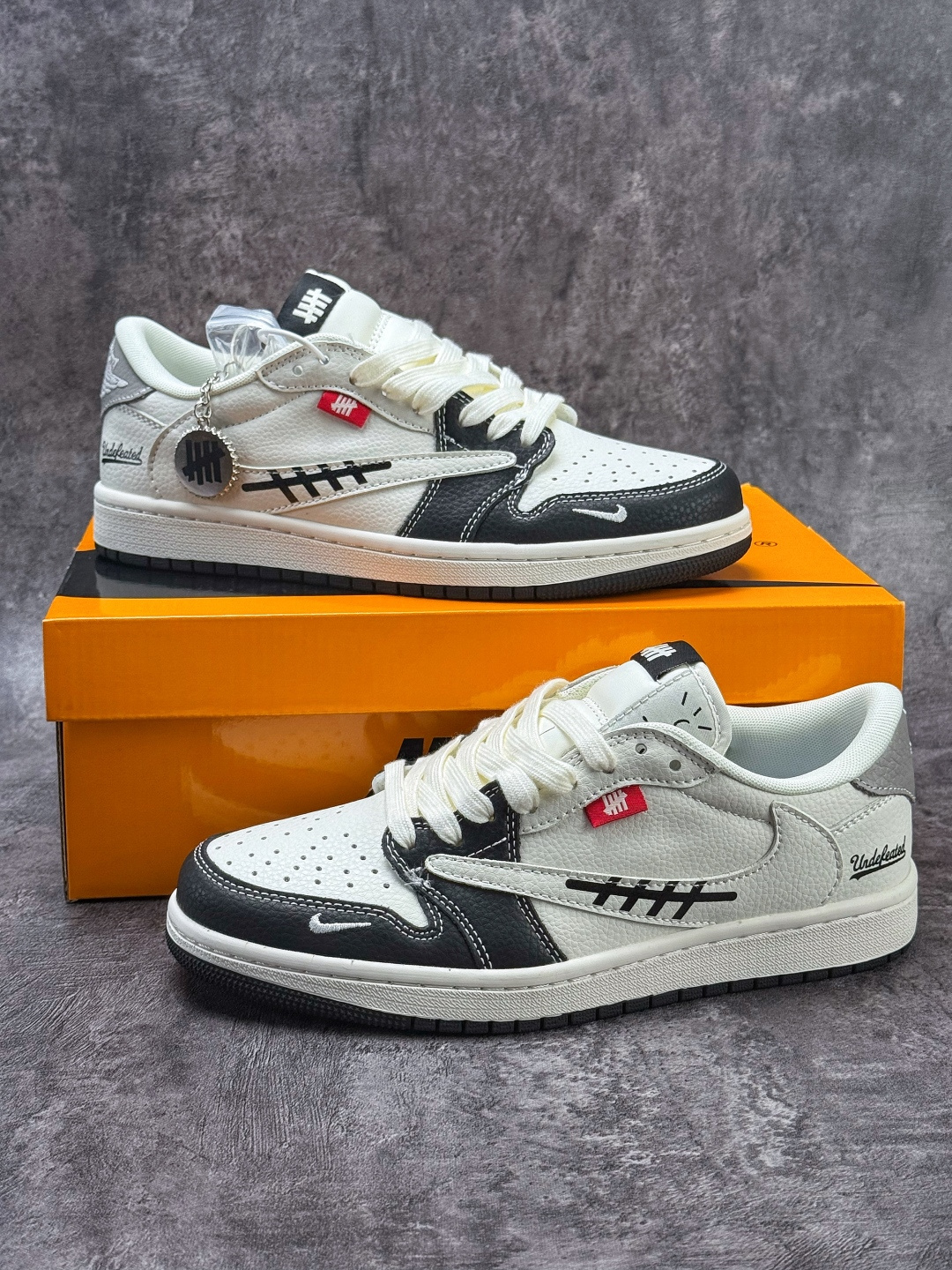 Travis Scott x Nike Air Jordan 1 Low x UNDEFEATED Air Jordan 1 Low 反转黑白小勾倒钩 纯原版本 JW1188-169-莆田鞋,莆田鞋货源,高仿鞋,高仿鞋货源,安福档口,莆田高仿鞋,莆田鞋批发,高仿鞋批发,莆田高仿运动鞋,高仿运动鞋,莆田运动鞋 Travis Scott x Nike Air Jordan 1 Low x UNDEFEATED Air Jordan 1 Low 反转黑白小勾倒钩 纯原版本 JW1188-169