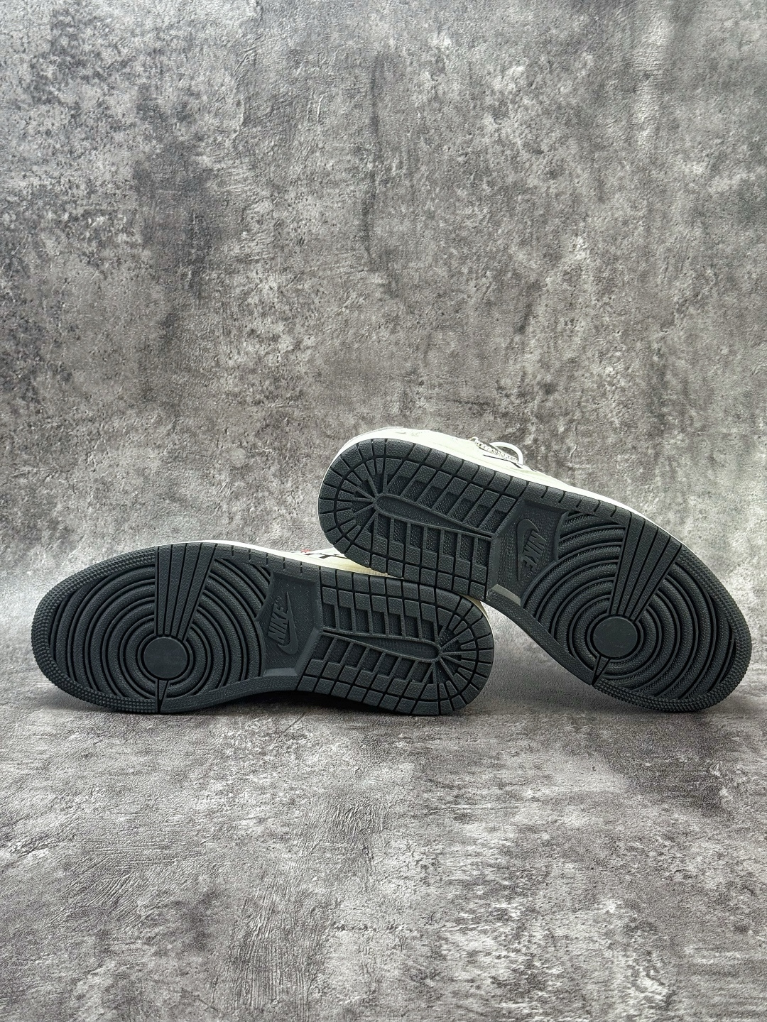 Travis Scott x Nike Air Jordan 1 Low x UNDEFEATED Air Jordan 1 Low 反转黑白小勾倒钩 纯原版本 JW1188-169-莆田鞋,莆田鞋货源,高仿鞋,高仿鞋货源,安福档口,莆田高仿鞋,莆田鞋批发,高仿鞋批发,莆田高仿运动鞋,高仿运动鞋,莆田运动鞋 Travis Scott x Nike Air Jordan 1 Low x UNDEFEATED Air Jordan 1 Low 反转黑白小勾倒钩 纯原版本 JW1188-169