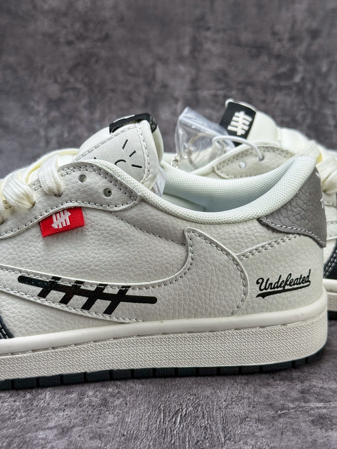 Travis Scott x Nike Air Jordan 1 Low x UNDEFEATED Air Jordan 1 Low 反转黑白小勾倒钩 纯原版本 JW1188-169-莆田鞋,莆田鞋货源,高仿鞋,高仿鞋货源,安福档口,莆田高仿鞋,莆田鞋批发,高仿鞋批发,莆田高仿运动鞋,高仿运动鞋,莆田运动鞋 Travis Scott x Nike Air Jordan 1 Low x UNDEFEATED Air Jordan 1 Low 反转黑白小勾倒钩 纯原版本 JW1188-169