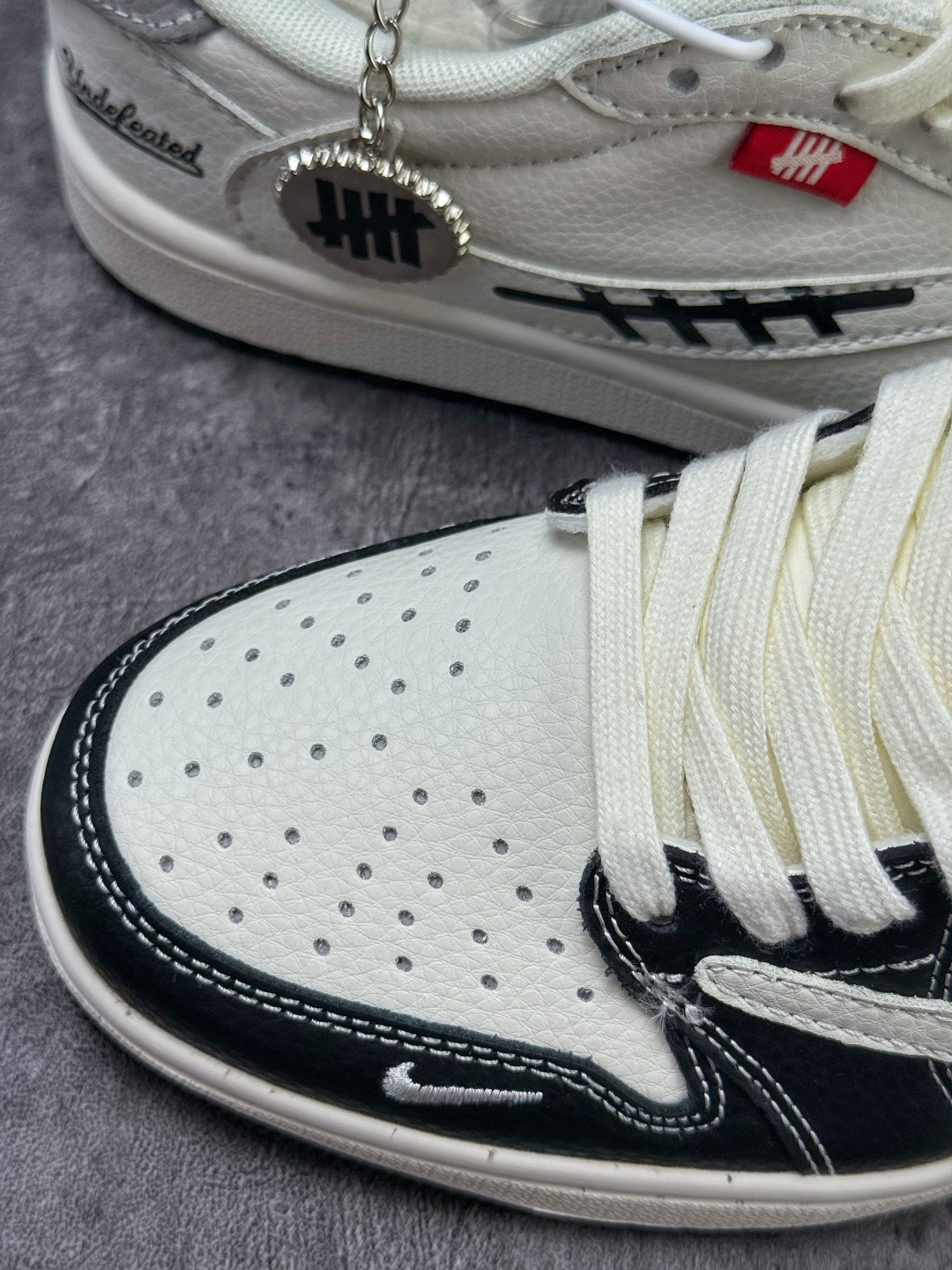 Travis Scott x Nike Air Jordan 1 Low x UNDEFEATED Air Jordan 1 Low 反转黑白小勾倒钩 纯原版本 JW1188-169-莆田鞋,莆田鞋货源,高仿鞋,高仿鞋货源,安福档口,莆田高仿鞋,莆田鞋批发,高仿鞋批发,莆田高仿运动鞋,高仿运动鞋,莆田运动鞋 Travis Scott x Nike Air Jordan 1 Low x UNDEFEATED Air Jordan 1 Low 反转黑白小勾倒钩 纯原版本 JW1188-169