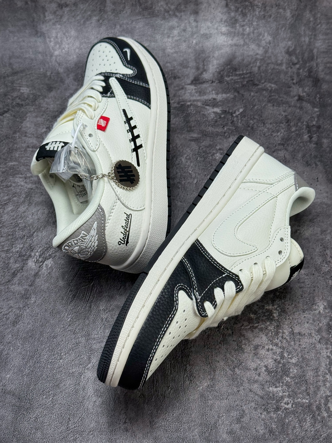 Travis Scott x Nike Air Jordan 1 Low x UNDEFEATED Air Jordan 1 Low 反转黑白小勾倒钩 纯原版本 JW1188-169-莆田鞋,莆田鞋货源,高仿鞋,高仿鞋货源,安福档口,莆田高仿鞋,莆田鞋批发,高仿鞋批发,莆田高仿运动鞋,高仿运动鞋,莆田运动鞋 Travis Scott x Nike Air Jordan 1 Low x UNDEFEATED Air Jordan 1 Low 反转黑白小勾倒钩 纯原版本 JW1188-169