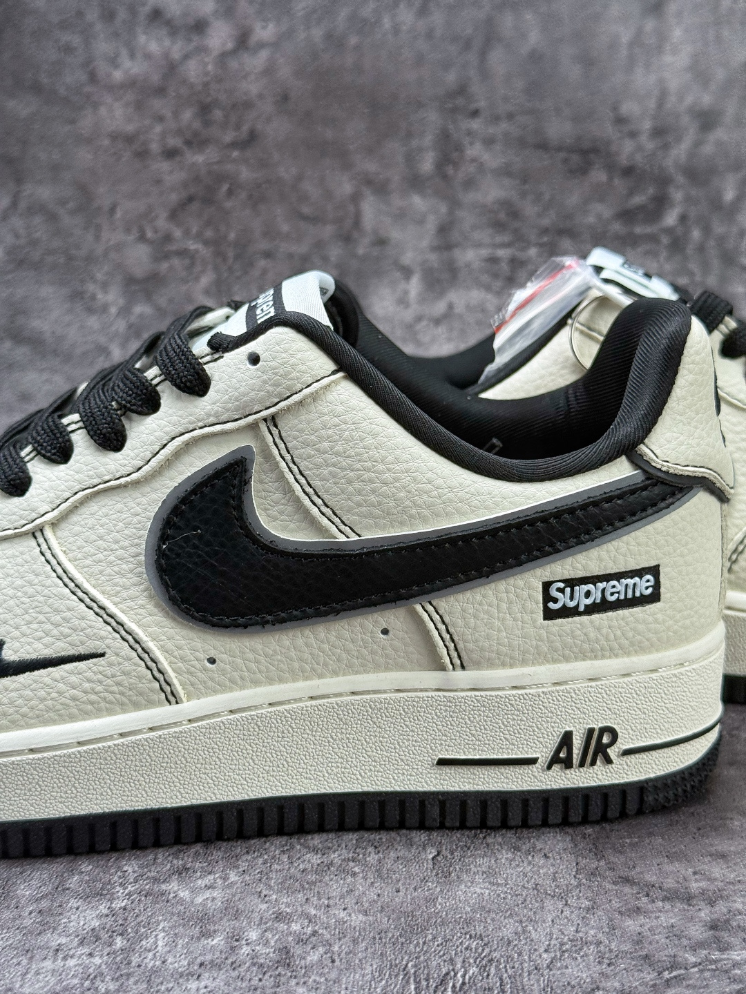 Nike Air Force 1 Low 07 x Superme 白黑小勾 DD1982-337-Top High Quatity Cheap Sneakers Fashion Clothing Clothes Bags handbags Shoes of all Brand wholesale With The best Quality And Beautiful Price from China Factory Chinese suppliers wholesaler seller Nike Air Force 1 Low 07 x Superme 白黑小勾 DD1982-337