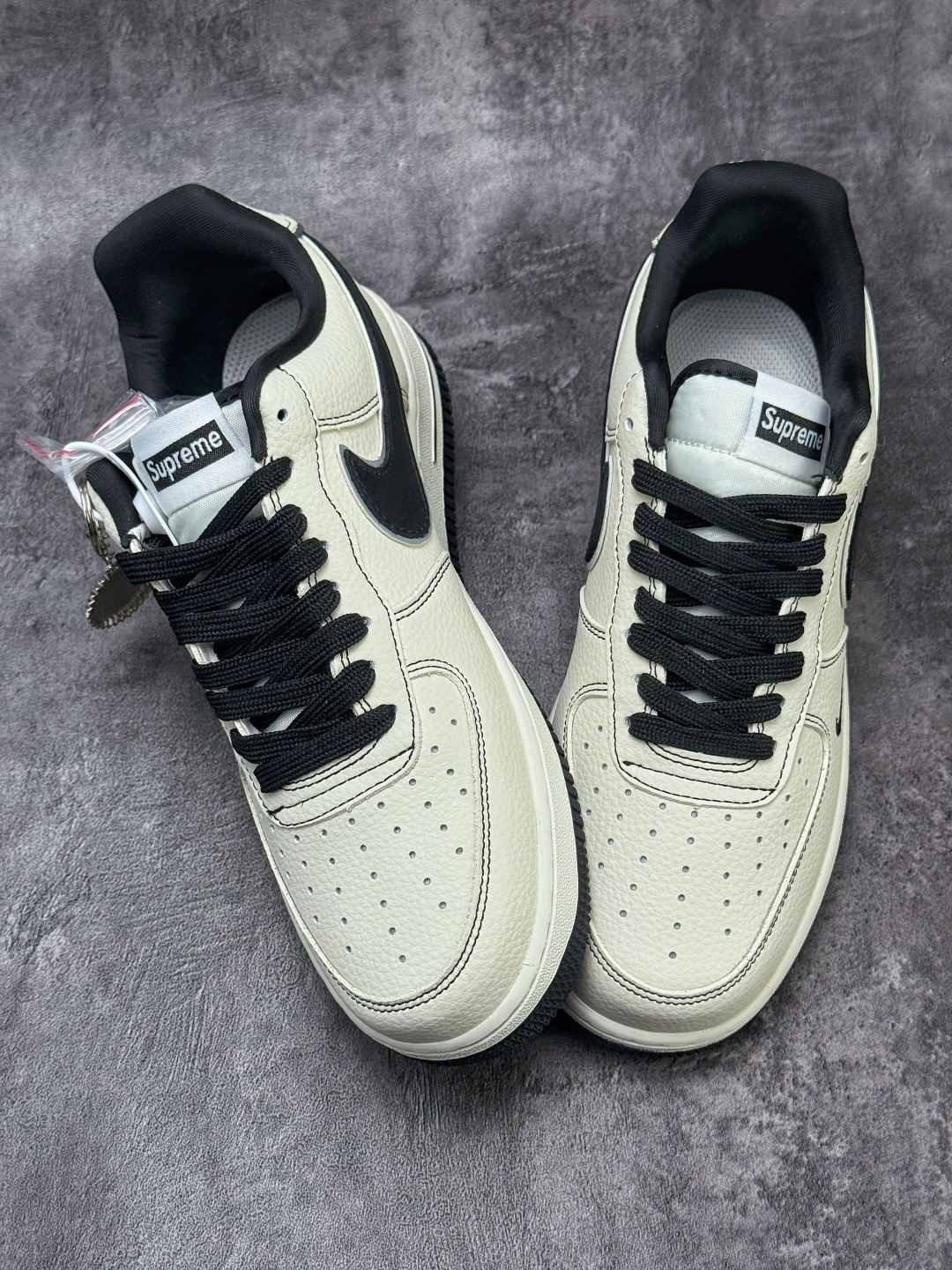 Nike Air Force 1 Low 07 x Superme 白黑小勾 DD1982-337-Top High Quatity Cheap Sneakers Fashion Clothing Clothes Bags handbags Shoes of all Brand wholesale With The best Quality And Beautiful Price from China Factory Chinese suppliers wholesaler seller Nike Air Force 1 Low 07 x Superme 白黑小勾 DD1982-337