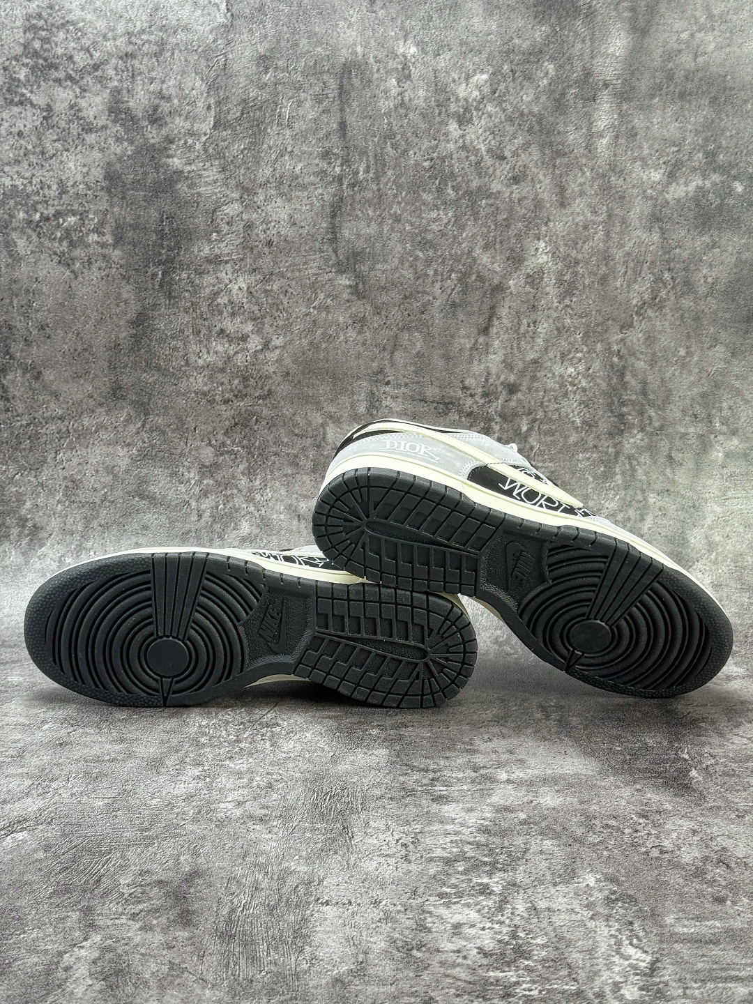 Nike SB Dunk Low x DIOR 灰黑 DN3168-021-Top High Quatity Cheap Sneakers Fashion Clothing Clothes Bags handbags Shoes of all Brand wholesale With The best Quality And Beautiful Price from China Factory Chinese suppliers wholesaler seller Nike SB Dunk Low x DIOR 灰黑 DN3168-021