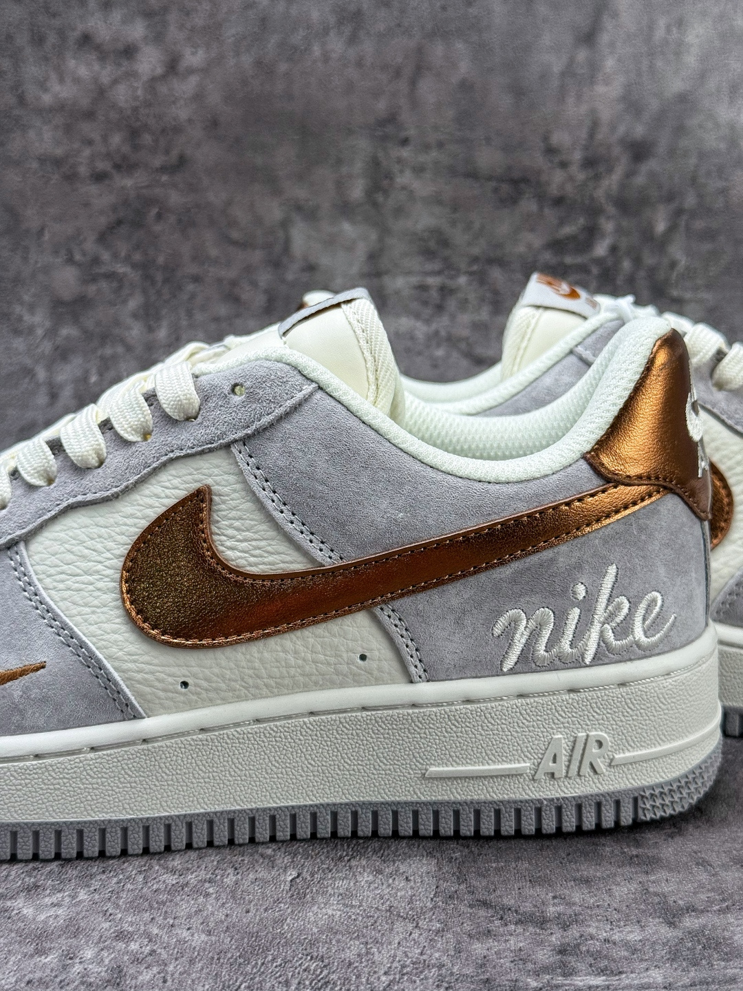 Nike Air Force 1 Low 07 灰白小勾 DV5477-007-Top High Quatity Cheap Sneakers Fashion Clothing Clothes Bags handbags Shoes of all Brand wholesale With The best Quality And Beautiful Price from China Factory Chinese suppliers wholesaler seller Nike Air Force 1 Low 07 灰白小勾 DV5477-007