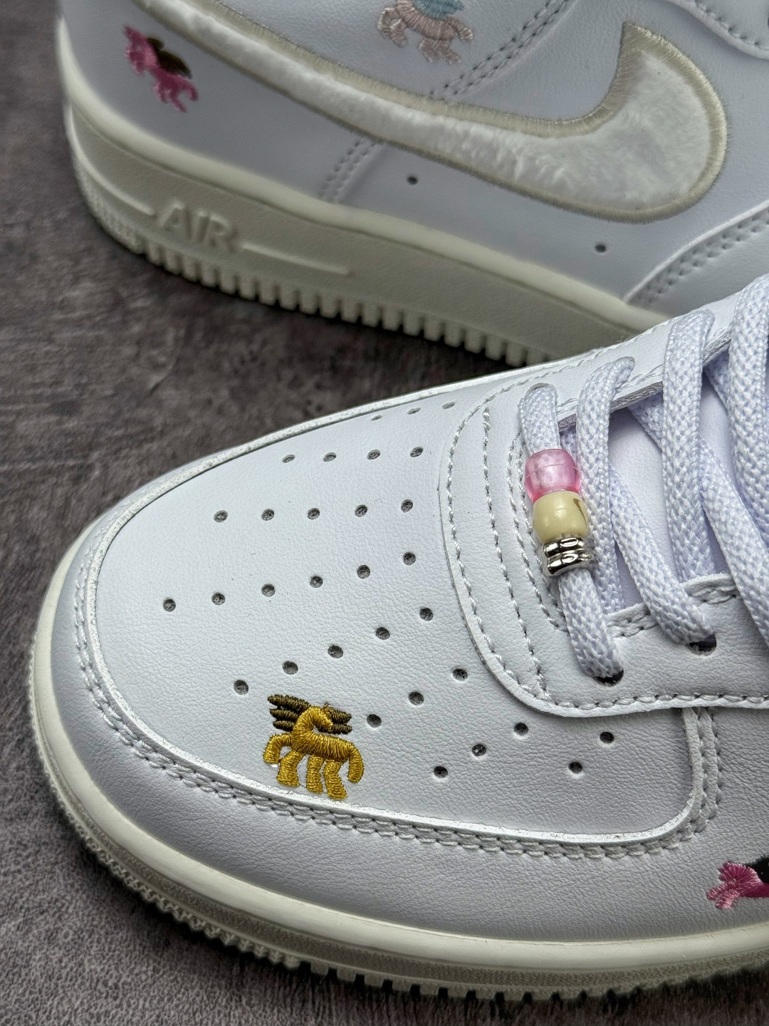 Nike Air Force 1 Low 07 小马刺绣 IQ1143-100-Top High Quatity Cheap Sneakers Fashion Clothing Clothes Bags handbags Shoes of all Brand wholesale With The best Quality And Beautiful Price from China Factory Chinese suppliers wholesaler seller Nike Air Force 1 Low 07 小马刺绣 IQ1143-100