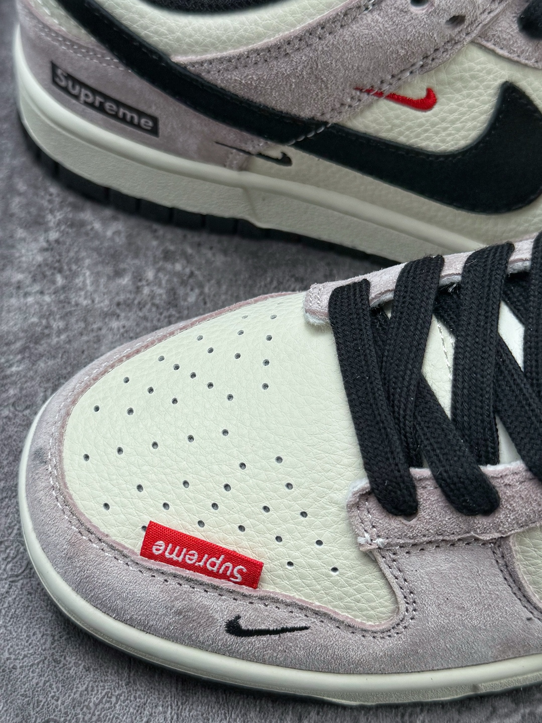 Nike SB Dunk Low x Superme 紫白黑小勾 DN3168-018