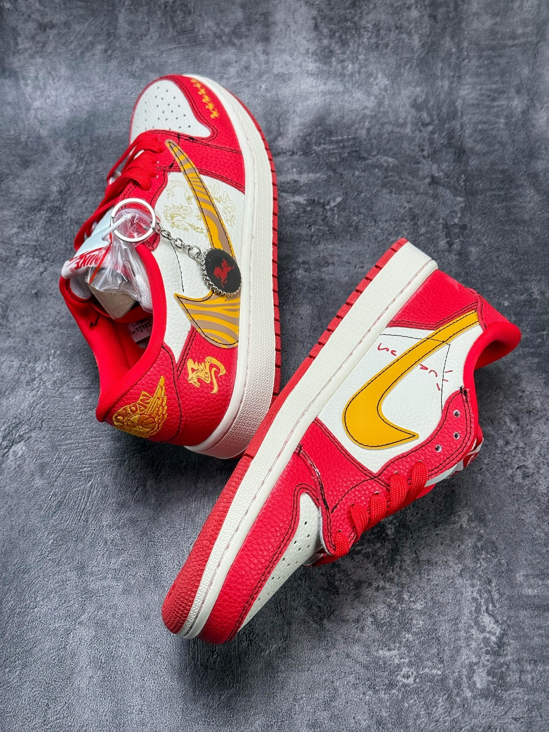 Travis Scott x Nike Air Jordan 1 Low 马到成功 Air Jordan 1 Low 反转红白倒钩 纯原版本 XD1979-003-Top High Quatity Cheap Sneakers Fashion Clothing Clothes Bags handbags Shoes of all Brand wholesale With The best Quality And Beautiful Price from China Factory Chinese suppliers wholesaler seller Travis Scott x Nike Air Jordan 1 Low 马到成功 Air Jordan 1 Low 反转红白倒钩 纯原版本 XD1979-003