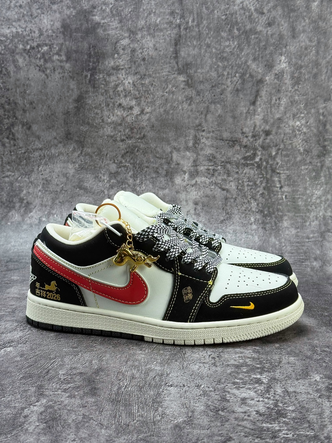 Nike Jordan Air Jordan 1 马年吉祥 黑白红小勾满天星 LL8888-002-Top High Quatity Cheap Sneakers Fashion Clothing Clothes Bags handbags Shoes of all Brand wholesale With The best Quality And Beautiful Price from China Factory Chinese suppliers wholesaler seller Nike Jordan Air Jordan 1 马年吉祥 黑白红小勾满天星 LL8888-002