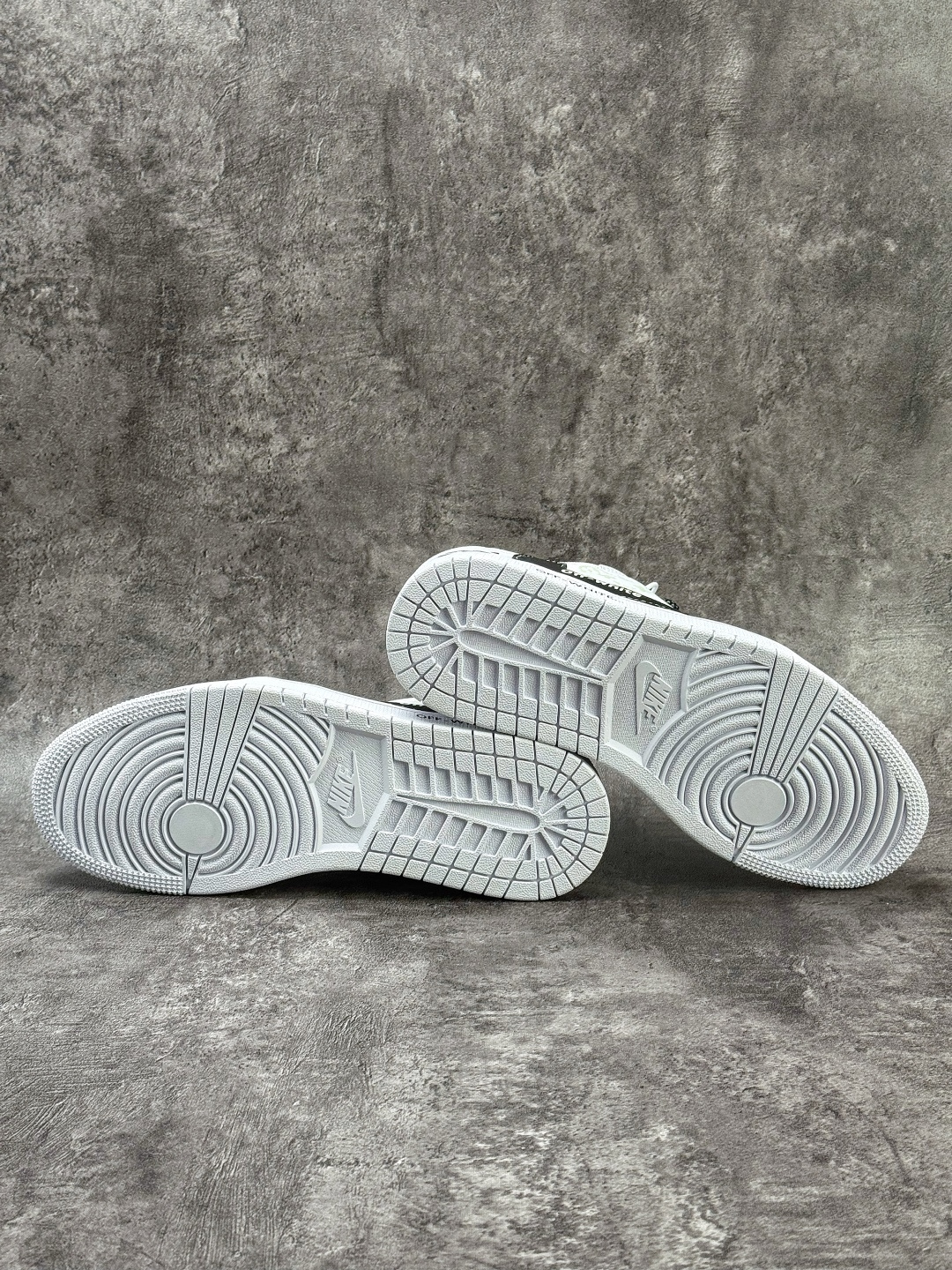 Travis Scott x Nike Air Jordan 1 Low x OFF-WHITE Air Jordan 1 Low 反转白黑小勾满天星倒钩 HS2506-236-Top High Quatity Cheap Sneakers Fashion Clothing Clothes Bags handbags Shoes of all Brand wholesale With The best Quality And Beautiful Price from China Factory Chinese suppliers wholesaler seller Travis Scott x Nike Air Jordan 1 Low x OFF-WHITE Air Jordan 1 Low 反转白黑小勾满天星倒钩 HS2506-236