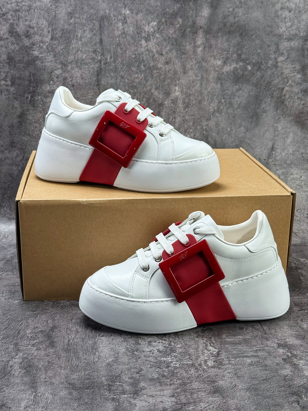 Roger Vivier罗杰维维亚 Viv' Skate 小牛皮 水晶扣圆头系带 低帮 生活休闲鞋-Top High Quatity Cheap Sneakers Fashion Clothing Clothes Bags handbags Shoes of all Brand wholesale With The best Quality And Beautiful Price from China Factory Chinese suppliers wholesaler seller Roger Vivier罗杰维维亚 Viv' Skate 小牛皮 水晶扣圆头系带 低帮 生活休闲鞋