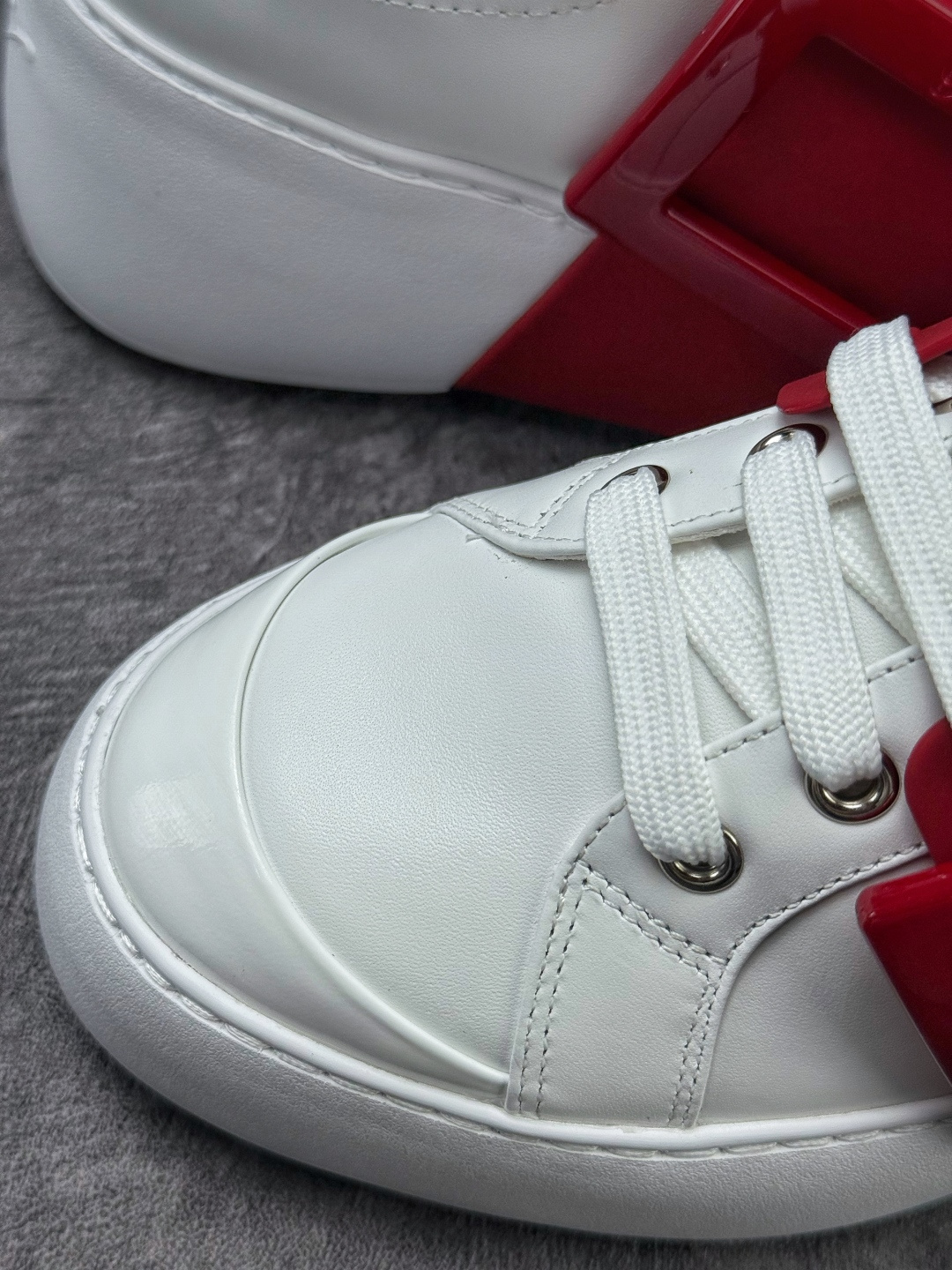 Roger Vivier罗杰维维亚 Viv' Skate 小牛皮 水晶扣圆头系带 低帮 生活休闲鞋-Top High Quatity Cheap Sneakers Fashion Clothing Clothes Bags handbags Shoes of all Brand wholesale With The best Quality And Beautiful Price from China Factory Chinese suppliers wholesaler seller Roger Vivier罗杰维维亚 Viv' Skate 小牛皮 水晶扣圆头系带 低帮 生活休闲鞋