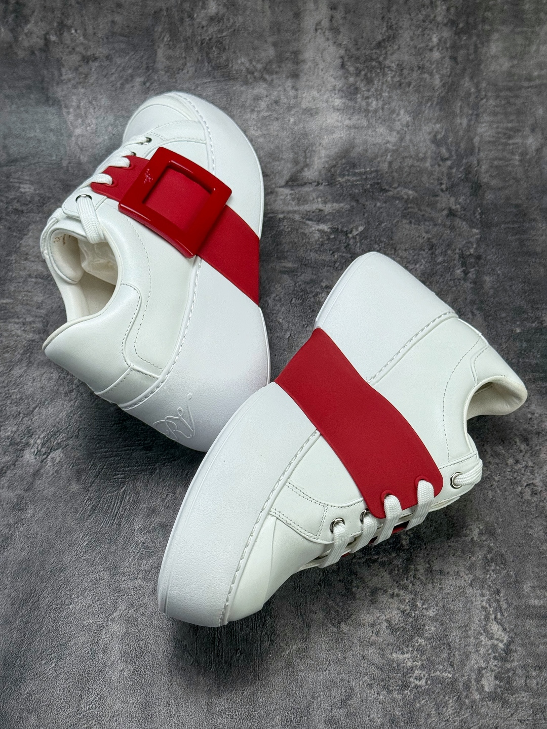 Roger Vivier罗杰维维亚 Viv' Skate 小牛皮 水晶扣圆头系带 低帮 生活休闲鞋-Top High Quatity Cheap Sneakers Fashion Clothing Clothes Bags handbags Shoes of all Brand wholesale With The best Quality And Beautiful Price from China Factory Chinese suppliers wholesaler seller Roger Vivier罗杰维维亚 Viv' Skate 小牛皮 水晶扣圆头系带 低帮 生活休闲鞋