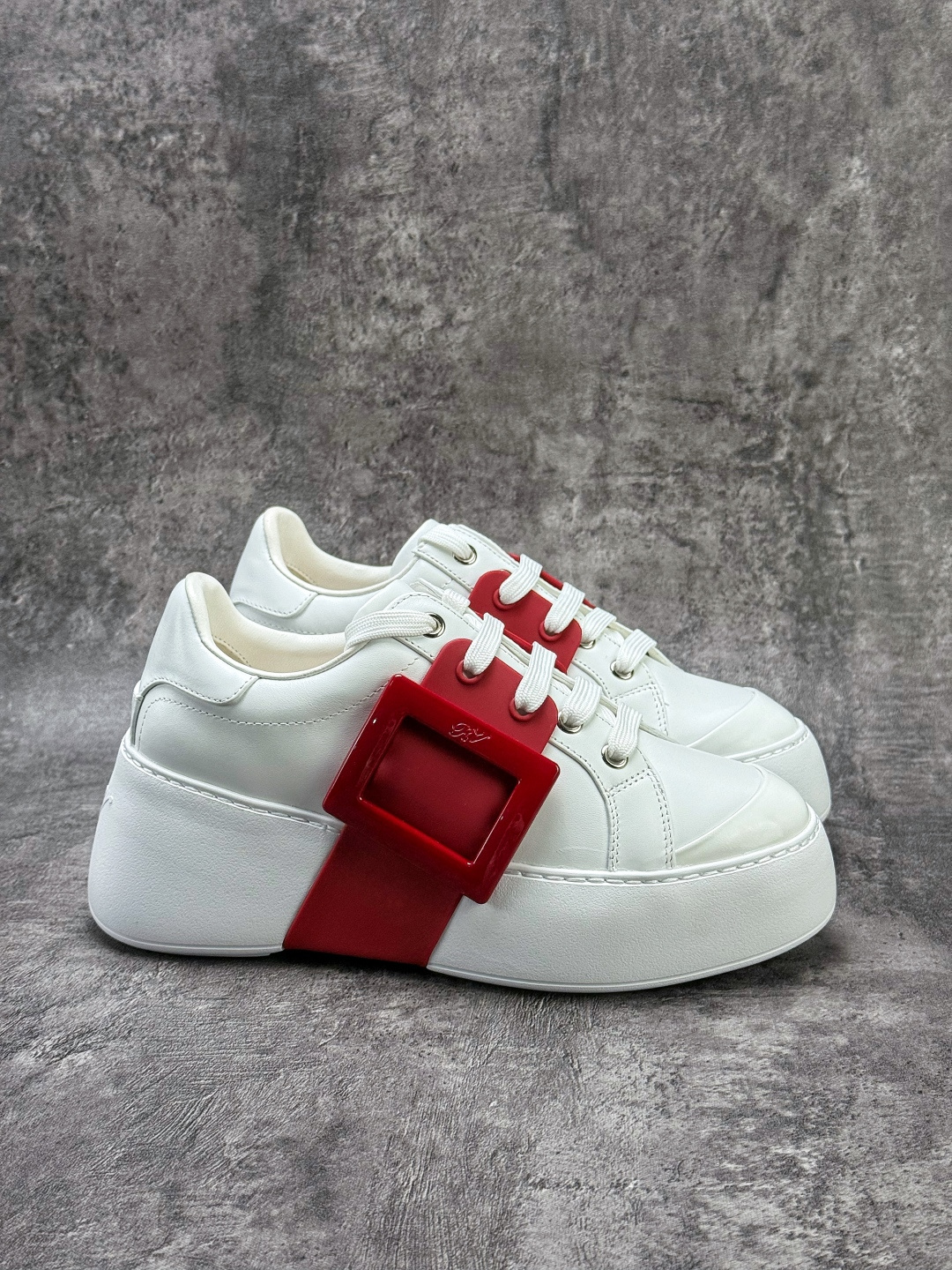 Roger Vivier罗杰维维亚 Viv' Skate 小牛皮 水晶扣圆头系带 低帮 生活休闲鞋-Top High Quatity Cheap Sneakers Fashion Clothing Clothes Bags handbags Shoes of all Brand wholesale With The best Quality And Beautiful Price from China Factory Chinese suppliers wholesaler seller Roger Vivier罗杰维维亚 Viv' Skate 小牛皮 水晶扣圆头系带 低帮 生活休闲鞋