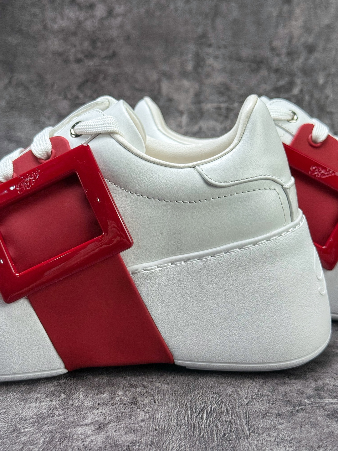 Roger Vivier罗杰维维亚 Viv' Skate 小牛皮 水晶扣圆头系带 低帮 生活休闲鞋-Top High Quatity Cheap Sneakers Fashion Clothing Clothes Bags handbags Shoes of all Brand wholesale With The best Quality And Beautiful Price from China Factory Chinese suppliers wholesaler seller Roger Vivier罗杰维维亚 Viv' Skate 小牛皮 水晶扣圆头系带 低帮 生活休闲鞋