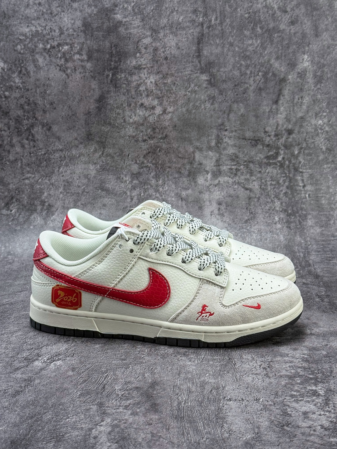 Nike SB Dunk Low x 马年大吉 灰白红小勾满天星 XX8930-030-Top High Quatity Cheap Sneakers Fashion Clothing Clothes Bags handbags Shoes of all Brand wholesale With The best Quality And Beautiful Price from China Factory Chinese suppliers wholesaler seller Nike SB Dunk Low x 马年大吉 灰白红小勾满天星 XX8930-030