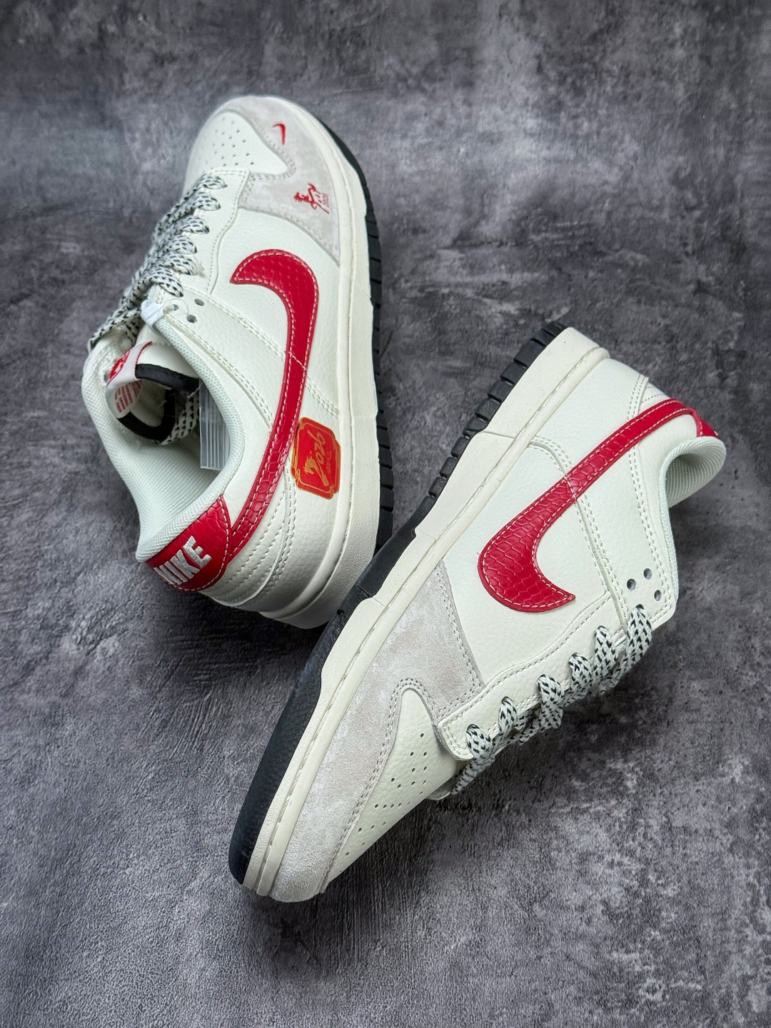 Nike SB Dunk Low x 马年大吉 灰白红小勾满天星 XX8930-030-Top High Quatity Cheap Sneakers Fashion Clothing Clothes Bags handbags Shoes of all Brand wholesale With The best Quality And Beautiful Price from China Factory Chinese suppliers wholesaler seller Nike SB Dunk Low x 马年大吉 灰白红小勾满天星 XX8930-030