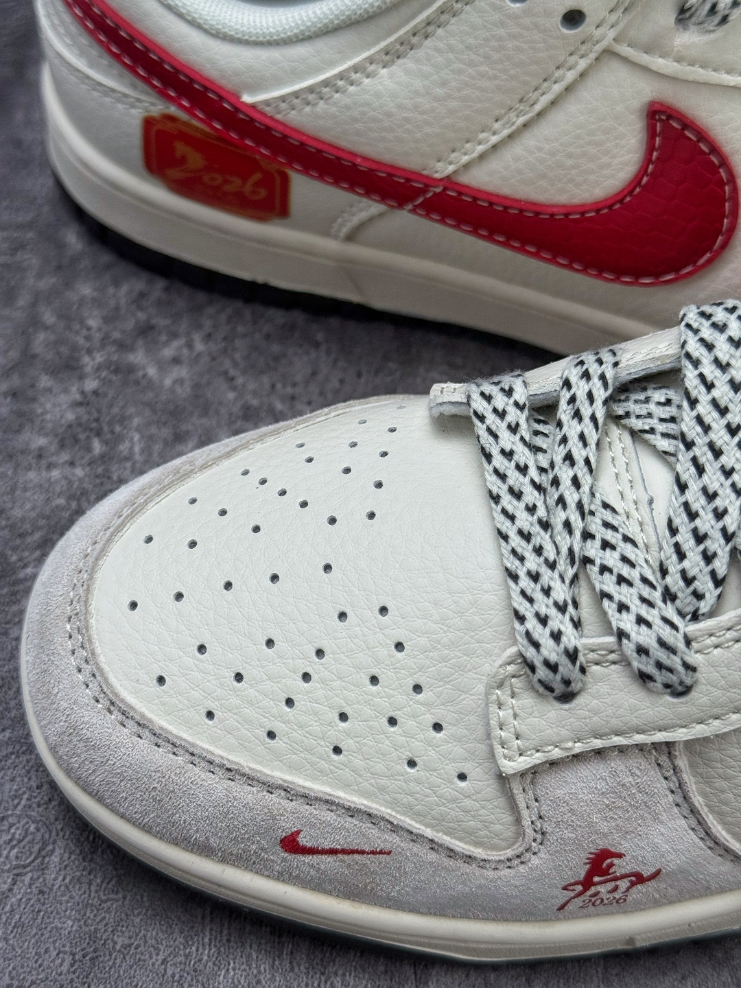 Nike SB Dunk Low x 马年大吉 灰白红小勾满天星 XX8930-030-Top High Quatity Cheap Sneakers Fashion Clothing Clothes Bags handbags Shoes of all Brand wholesale With The best Quality And Beautiful Price from China Factory Chinese suppliers wholesaler seller Nike SB Dunk Low x 马年大吉 灰白红小勾满天星 XX8930-030